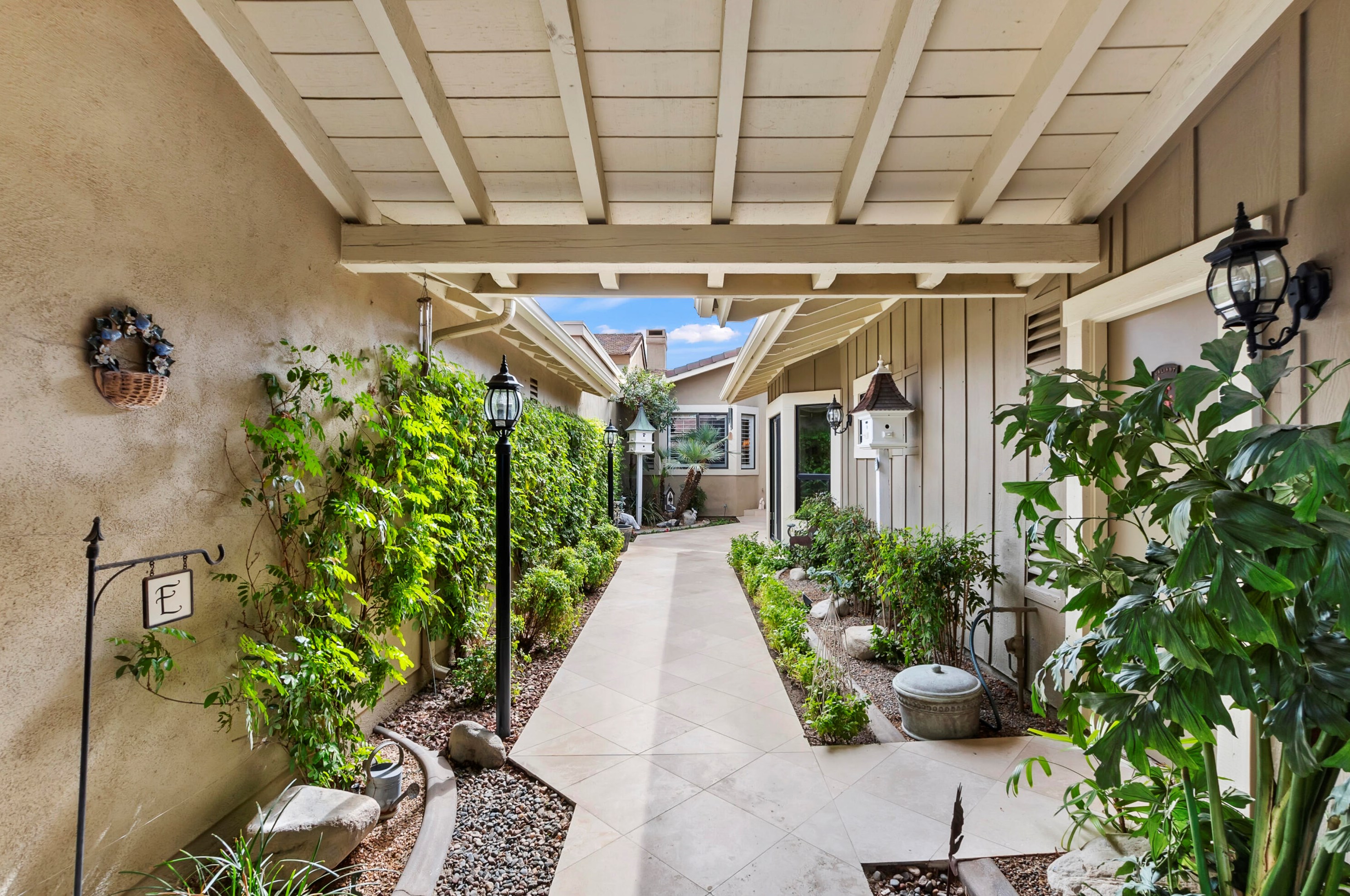377 Red River Rd, Palm Desert, CA 92211-3239