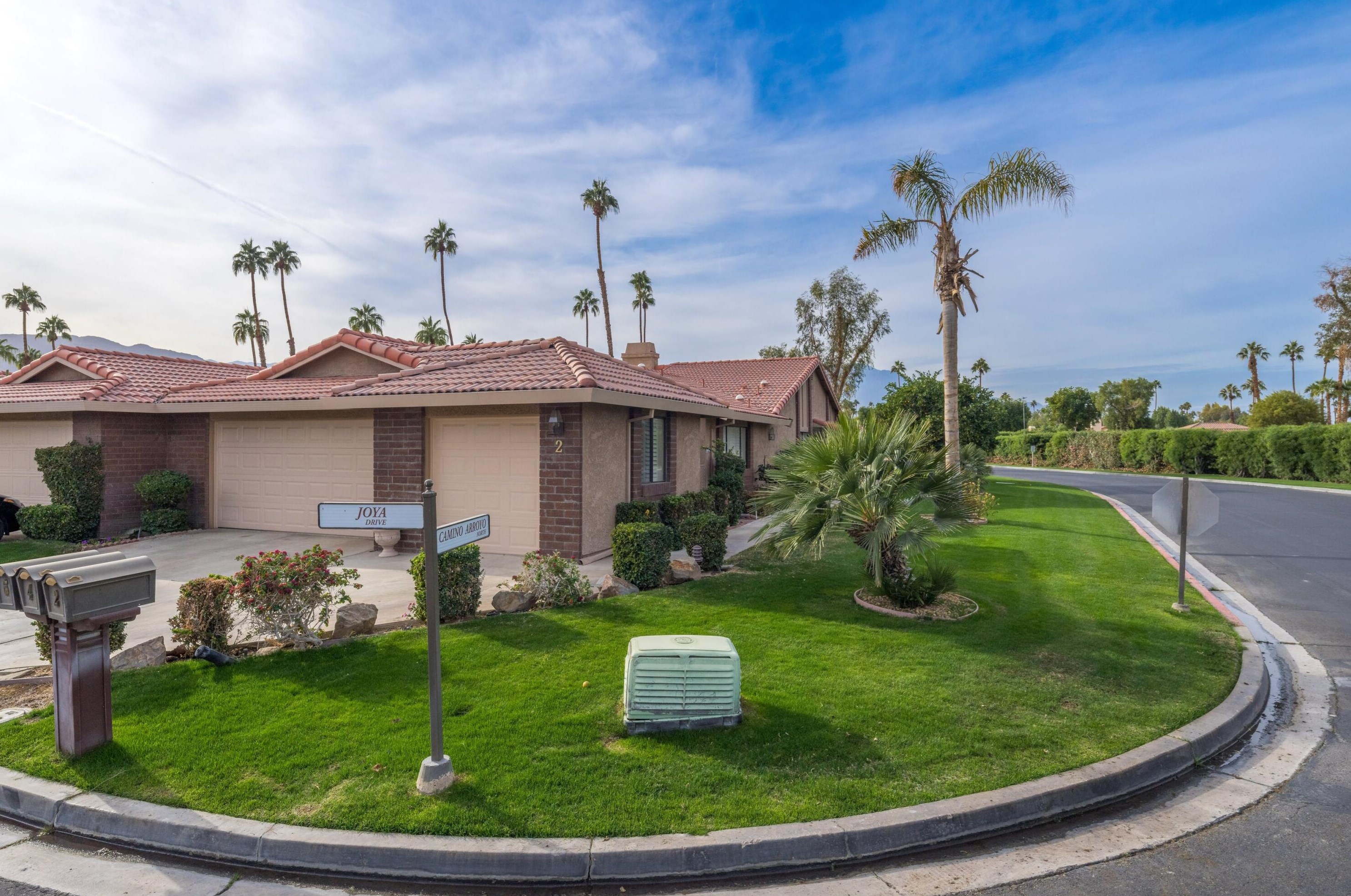 2 Joya Dr, Palm Desert, CA 92260-0327