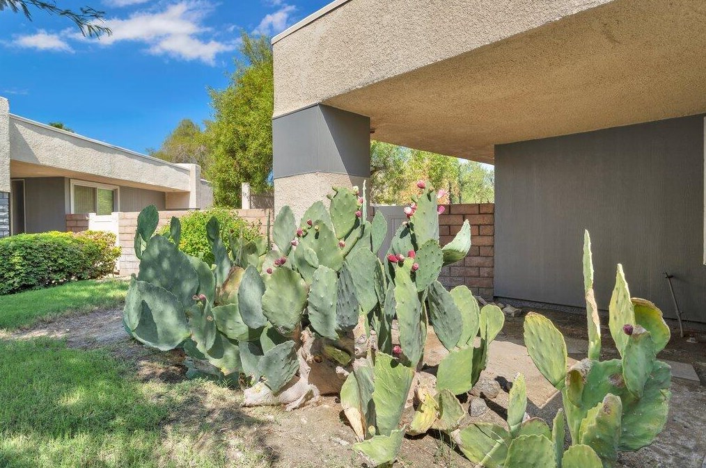 1426 Sunflower Cir N, Palm Springs, CA 92262