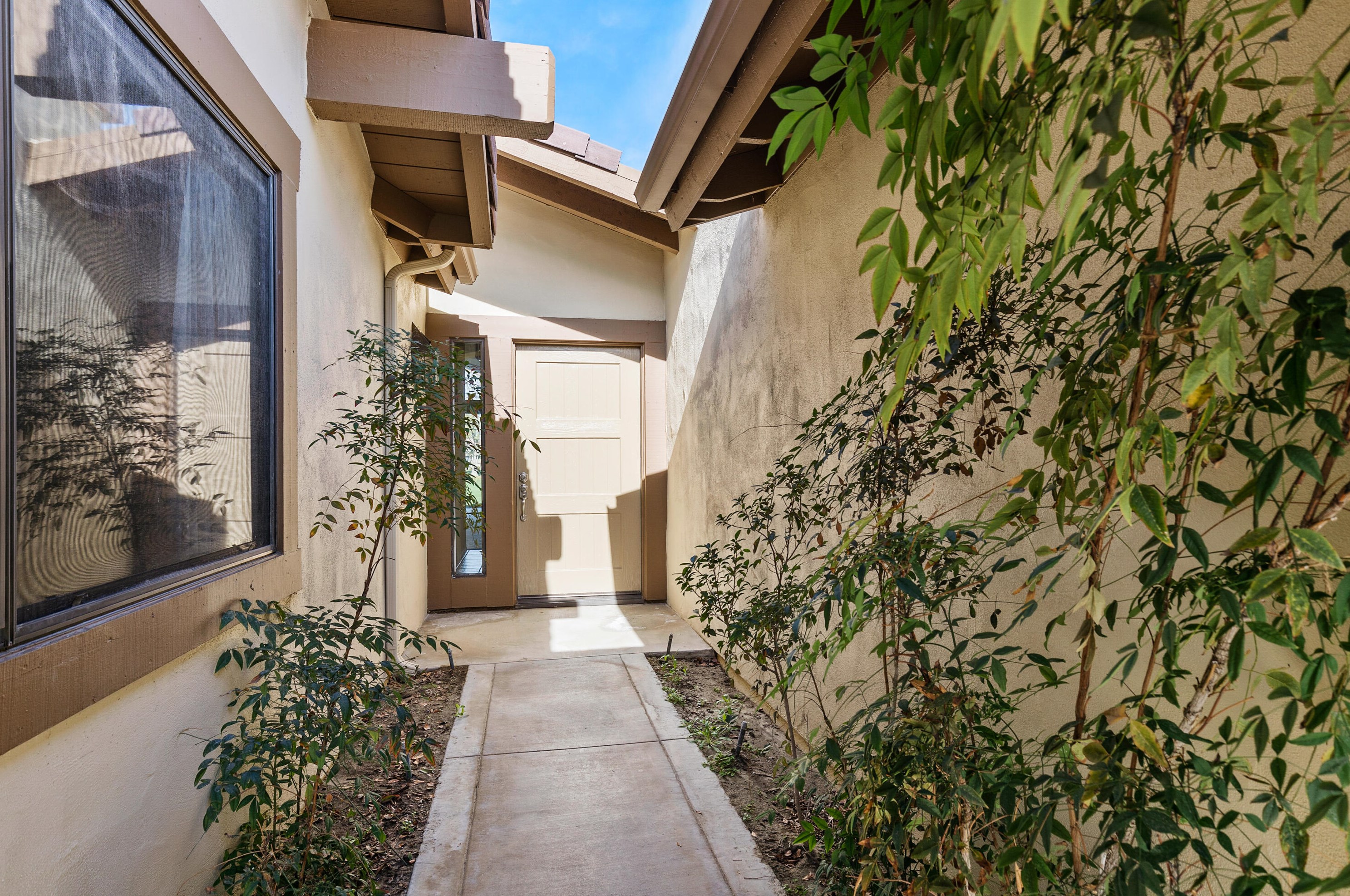 204 Running Springs Dr, Palm Desert, CA 92211-3223