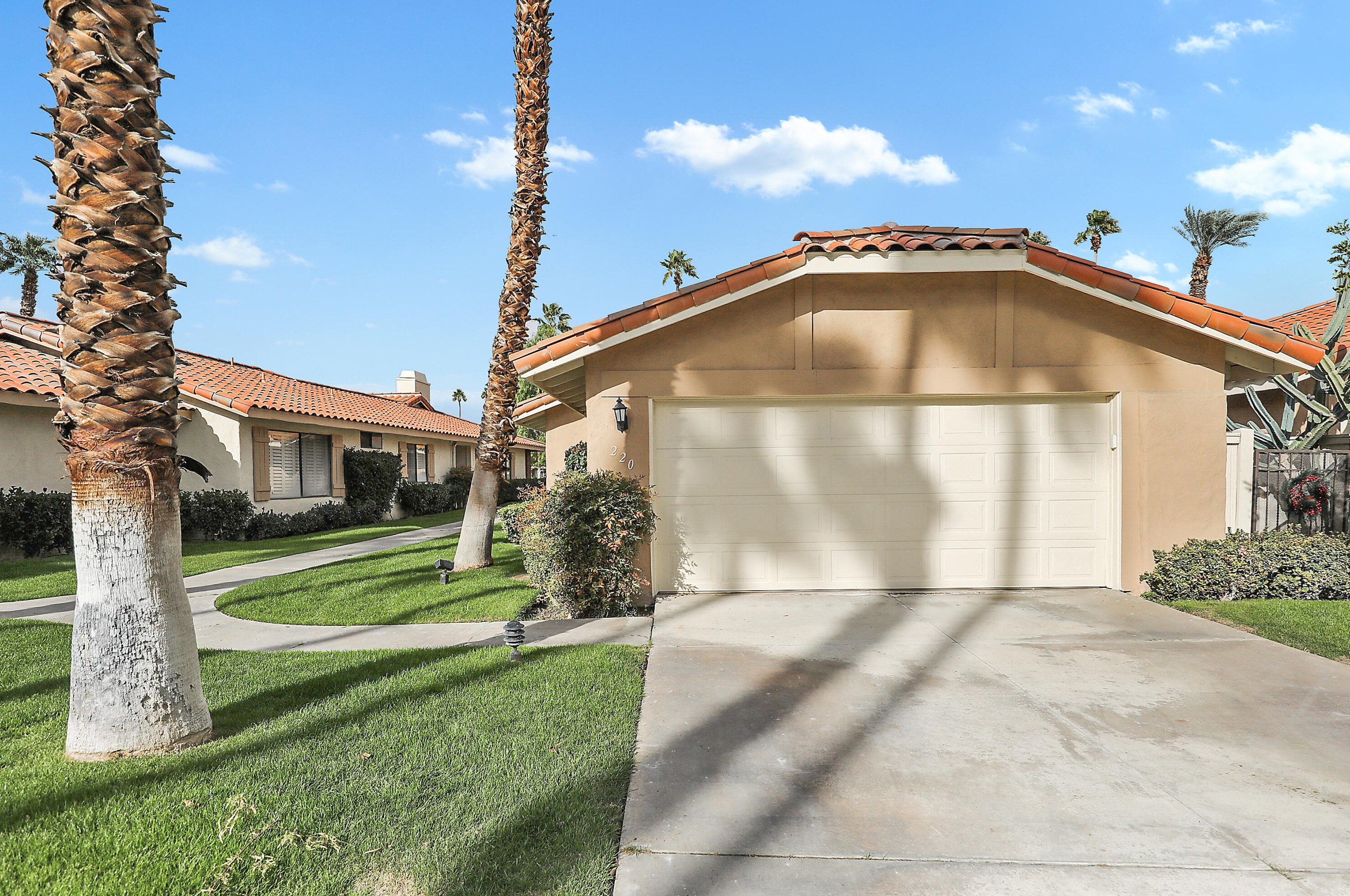 220 La Paz Way, Palm Desert, CA 92260-2134