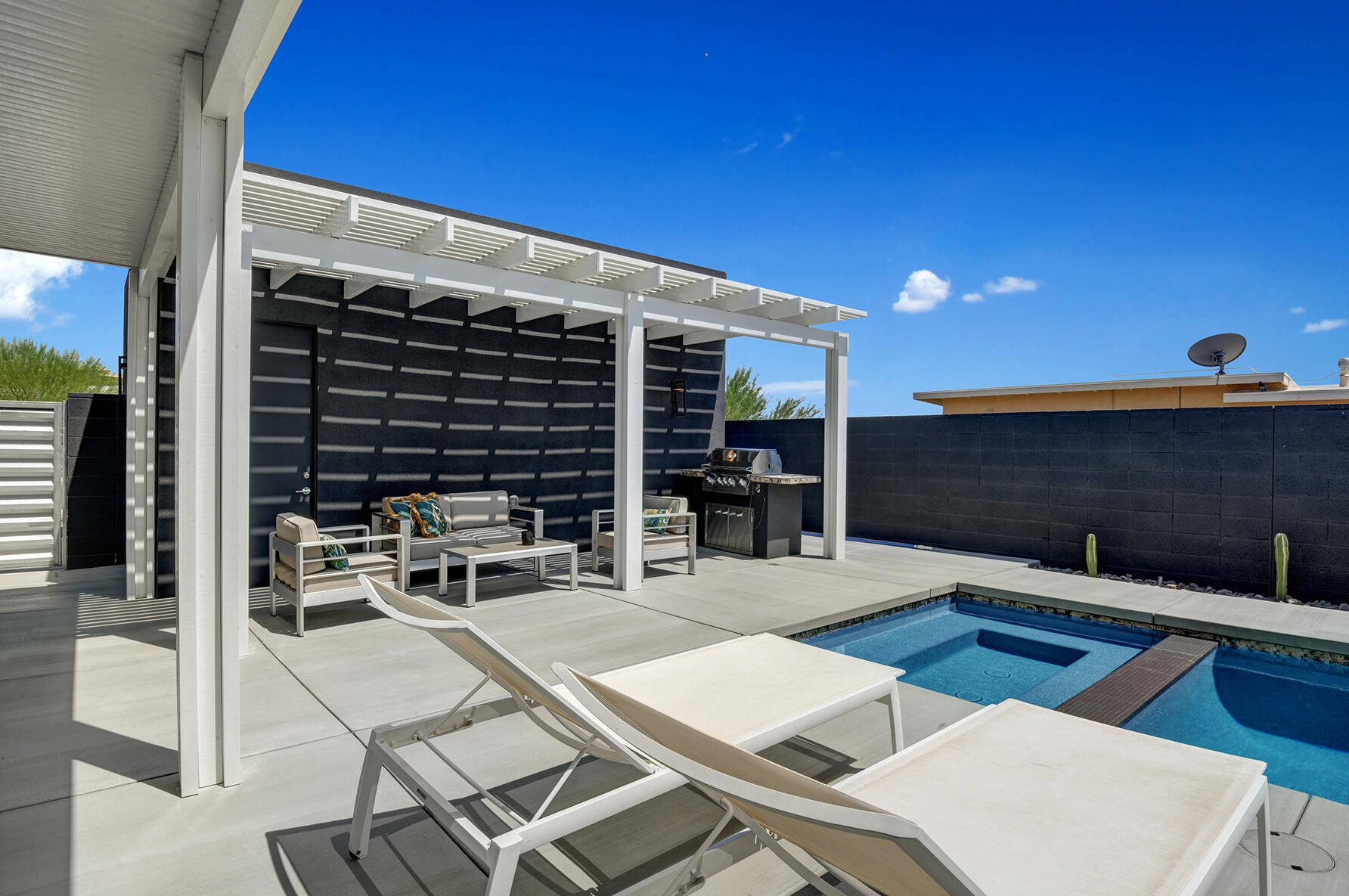 13911 Valley View Ct, Desert Hot Springs CA  92240-6585 exterior