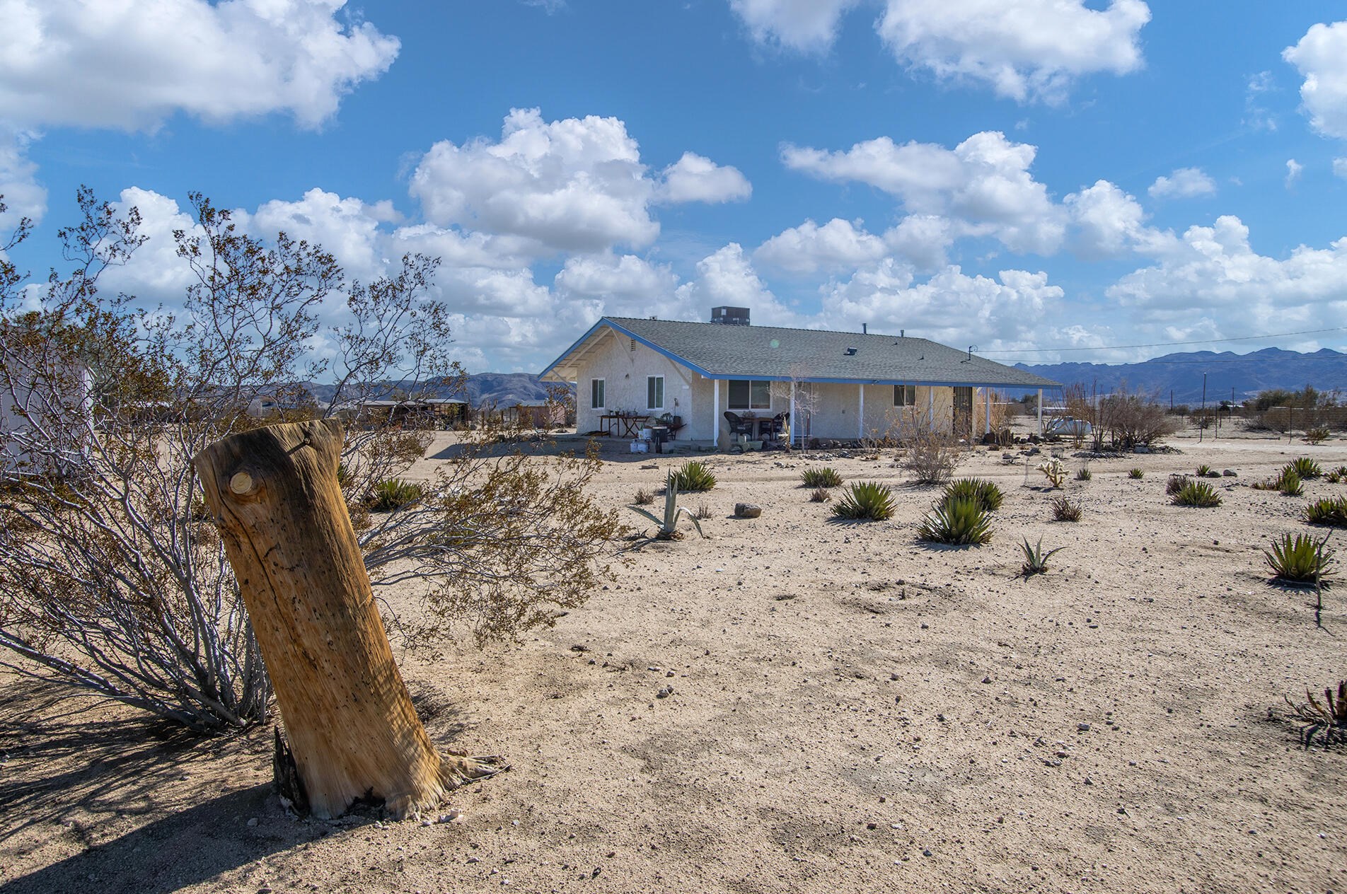 4545 Sunkist Rd, Joshua Tree CA  92252-4471 exterior