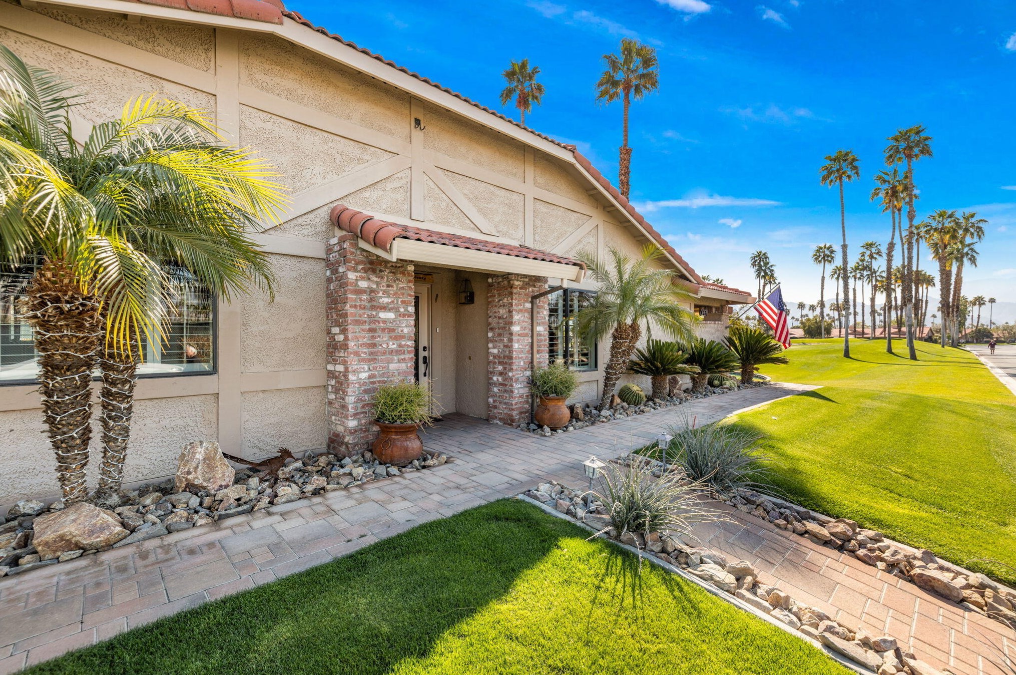 1 Camisa Ln, Palm Desert, CA 92260-0321