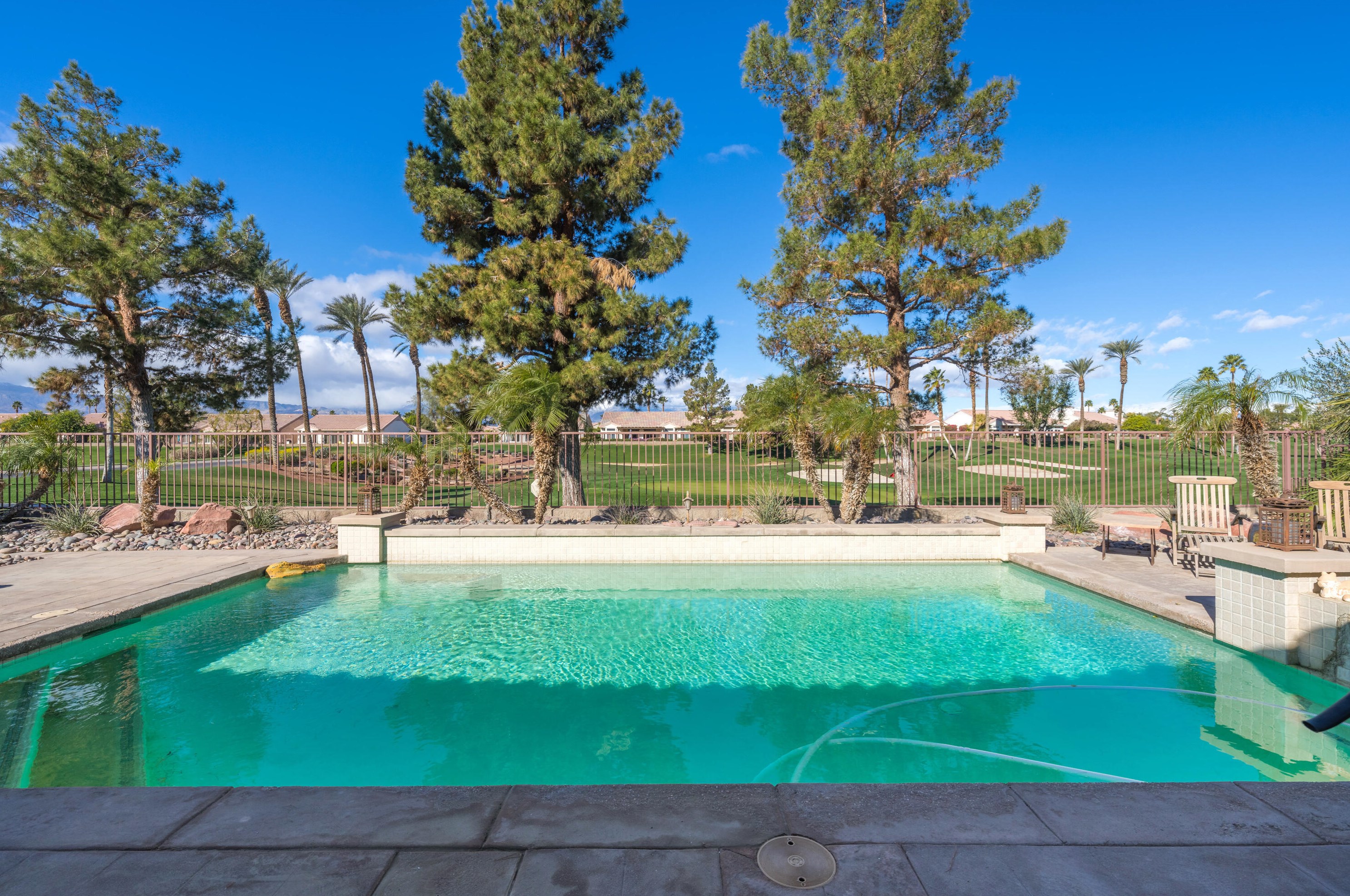 37255 Pineknoll Ave, Palm Desert, CA 92211-2136