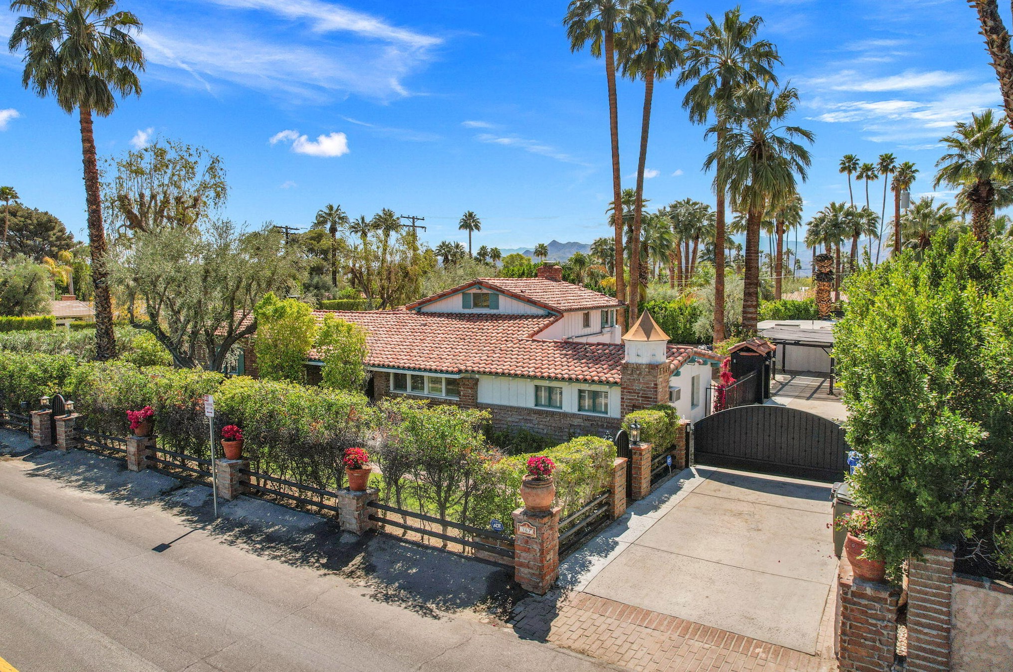 367 Tamarisk Rd, Palm Springs, CA 92262
