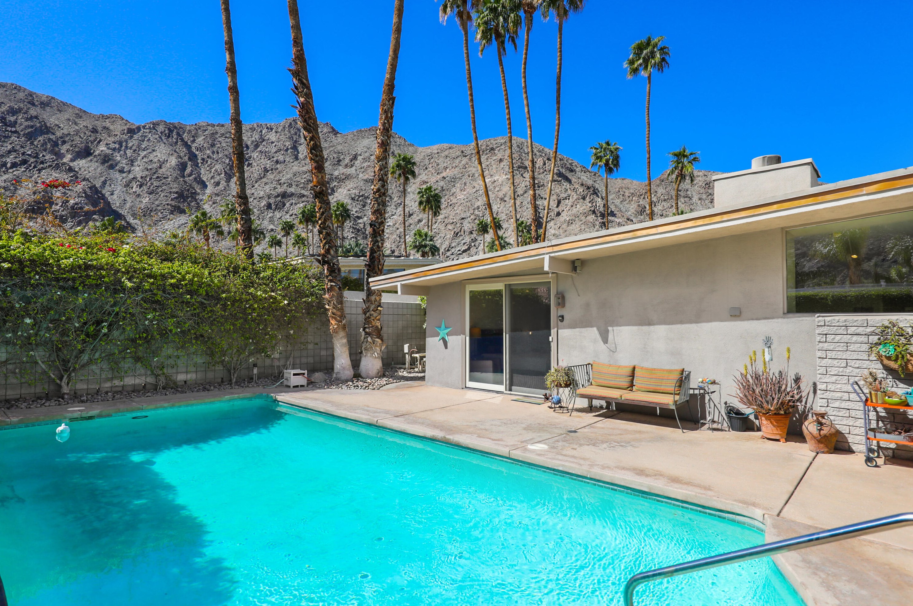 46340 Manitou Dr, Palm Desert, CA 92210-9042
