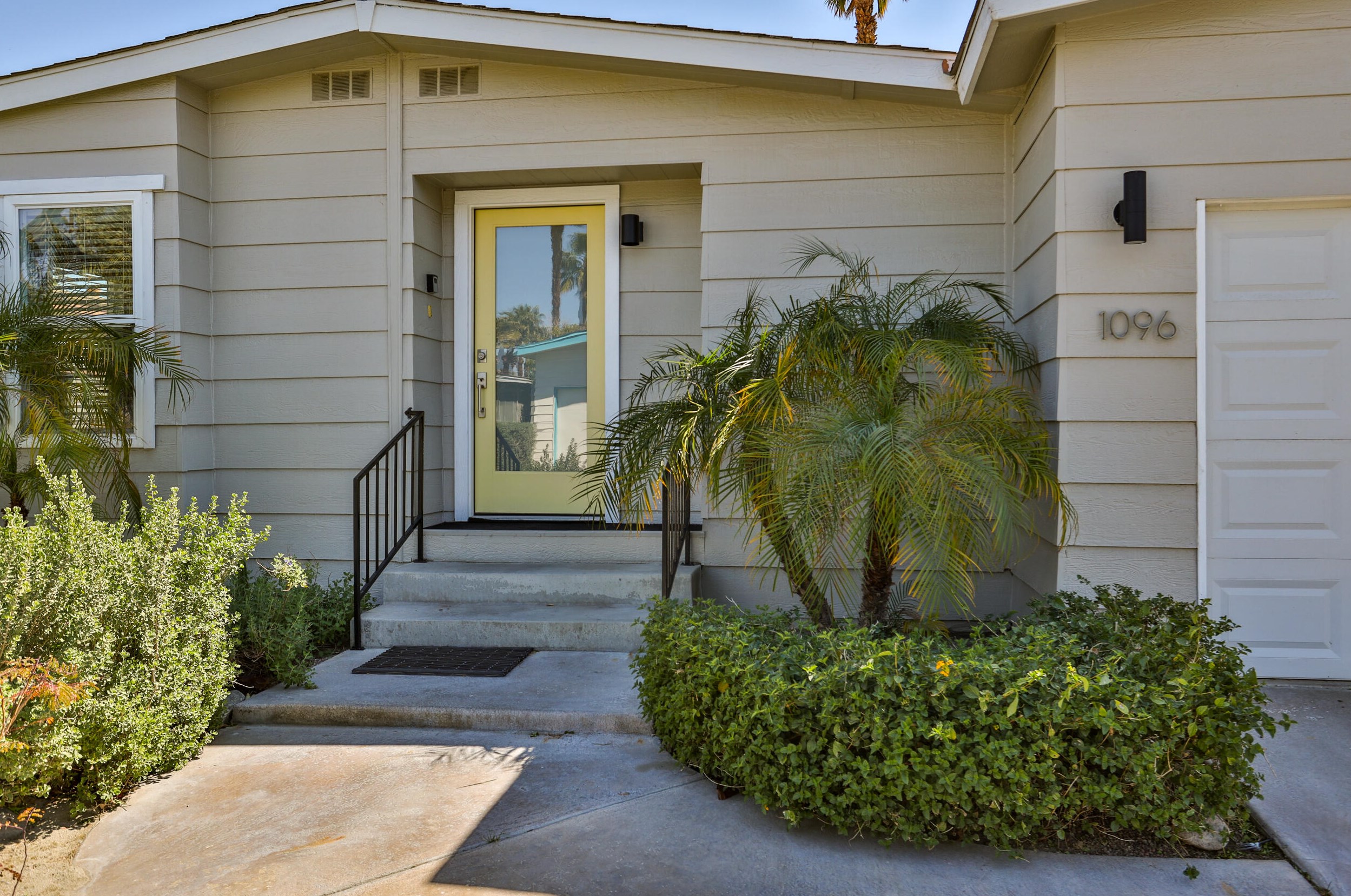 1096 Via Verde, Cathedral City CA  92234-4356 exterior