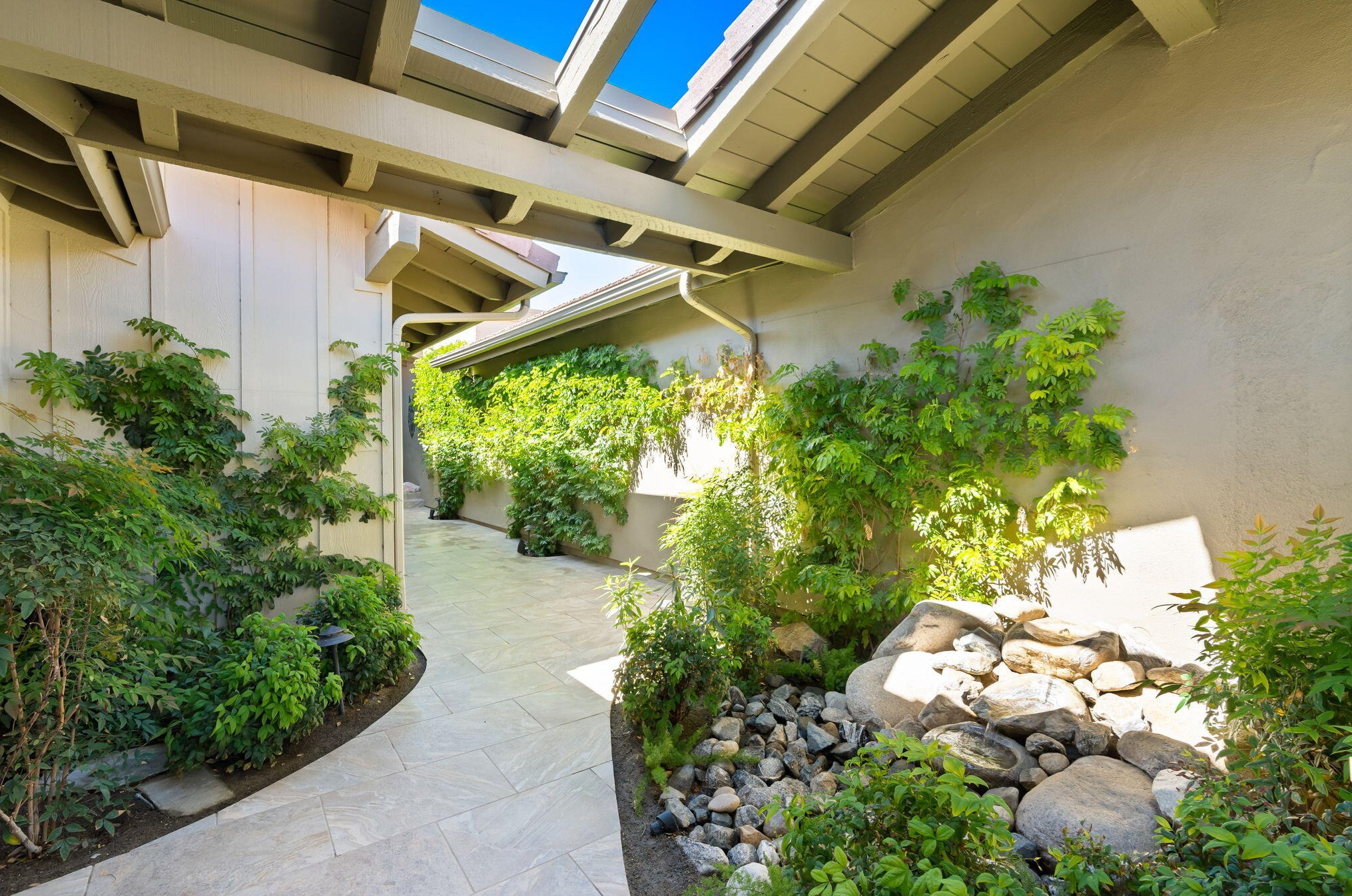 295 Wild Horse Dr, Palm Desert, CA 92211-3220