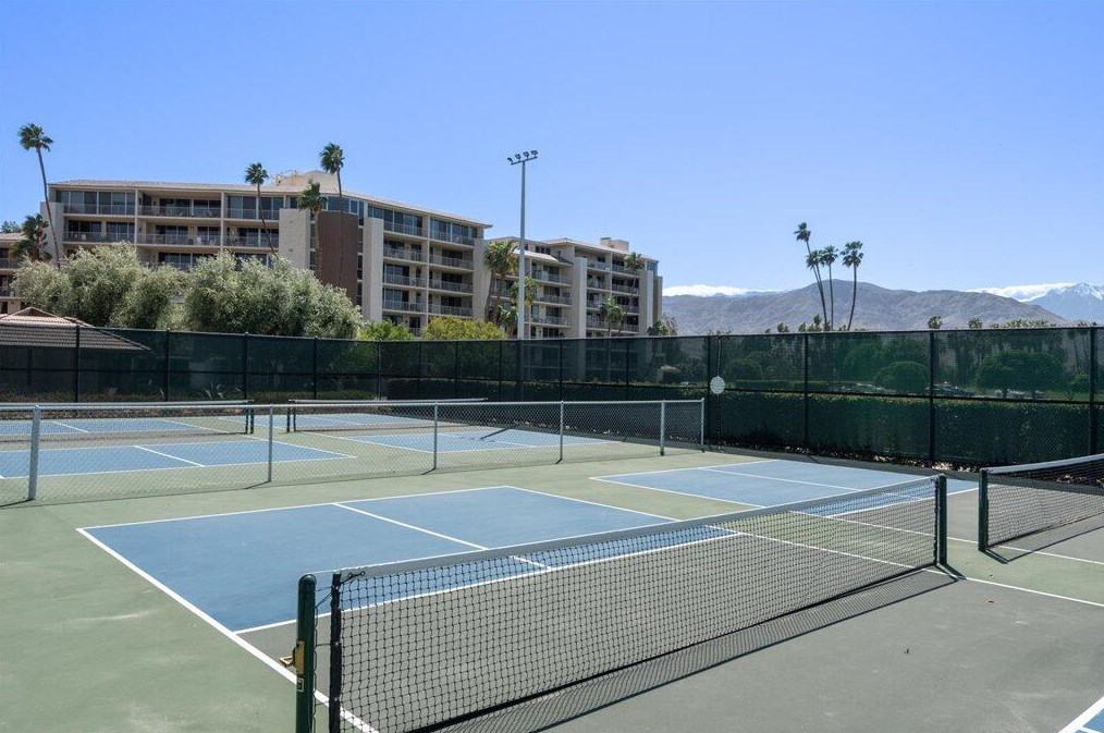 910 Island Dr, Rancho Mirage CA  92270-3121 exterior