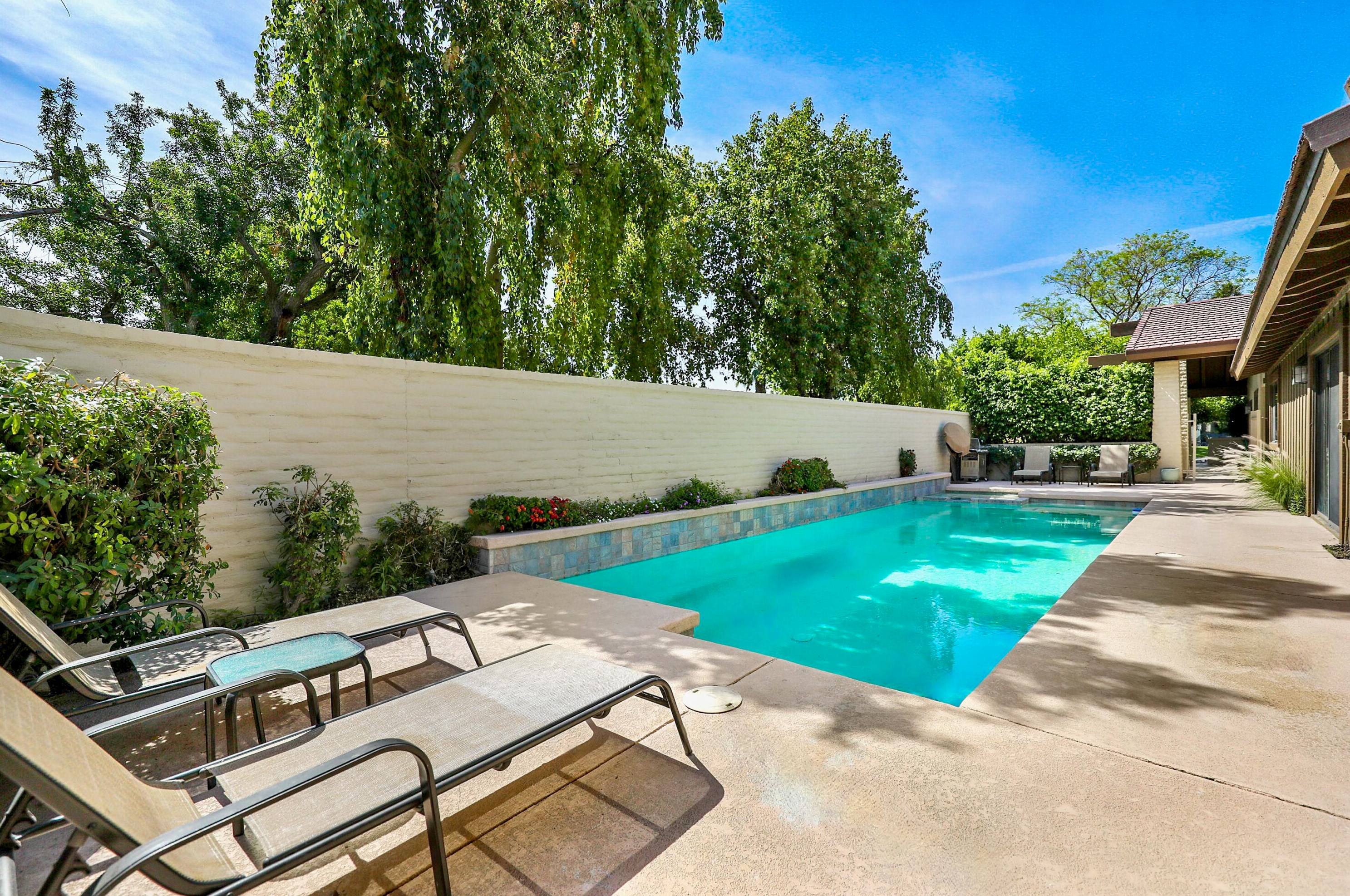 209 Wagon Wheel Rd, Palm Desert, CA 92211-3233