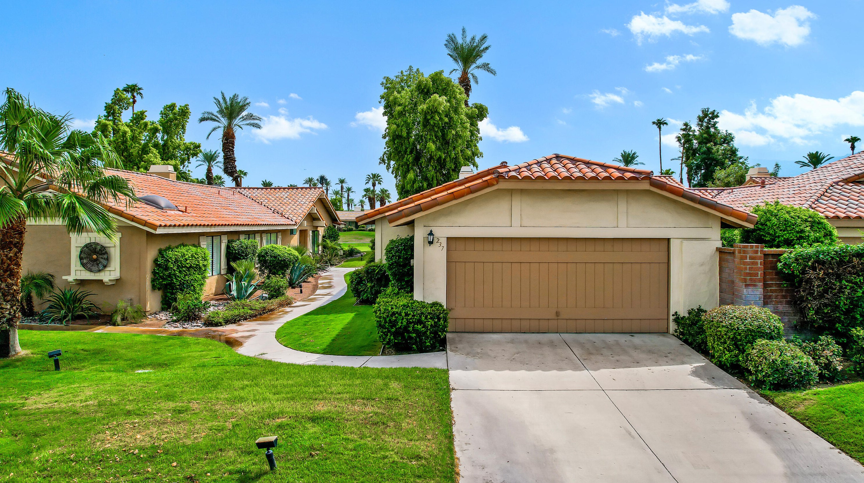 237 Calle Del Verano, Palm Desert, CA 92260-2107