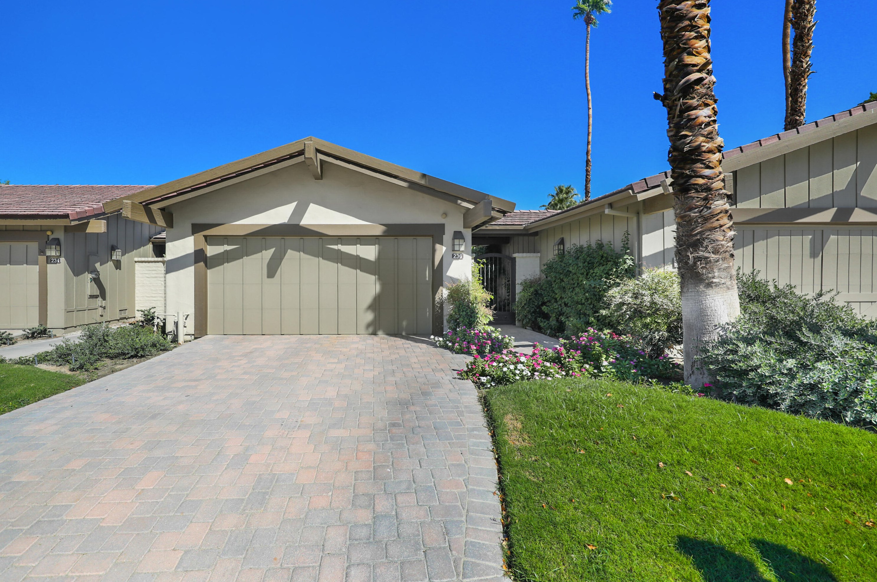 236 Running Springs Dr, Palm Desert, CA 92211-3200