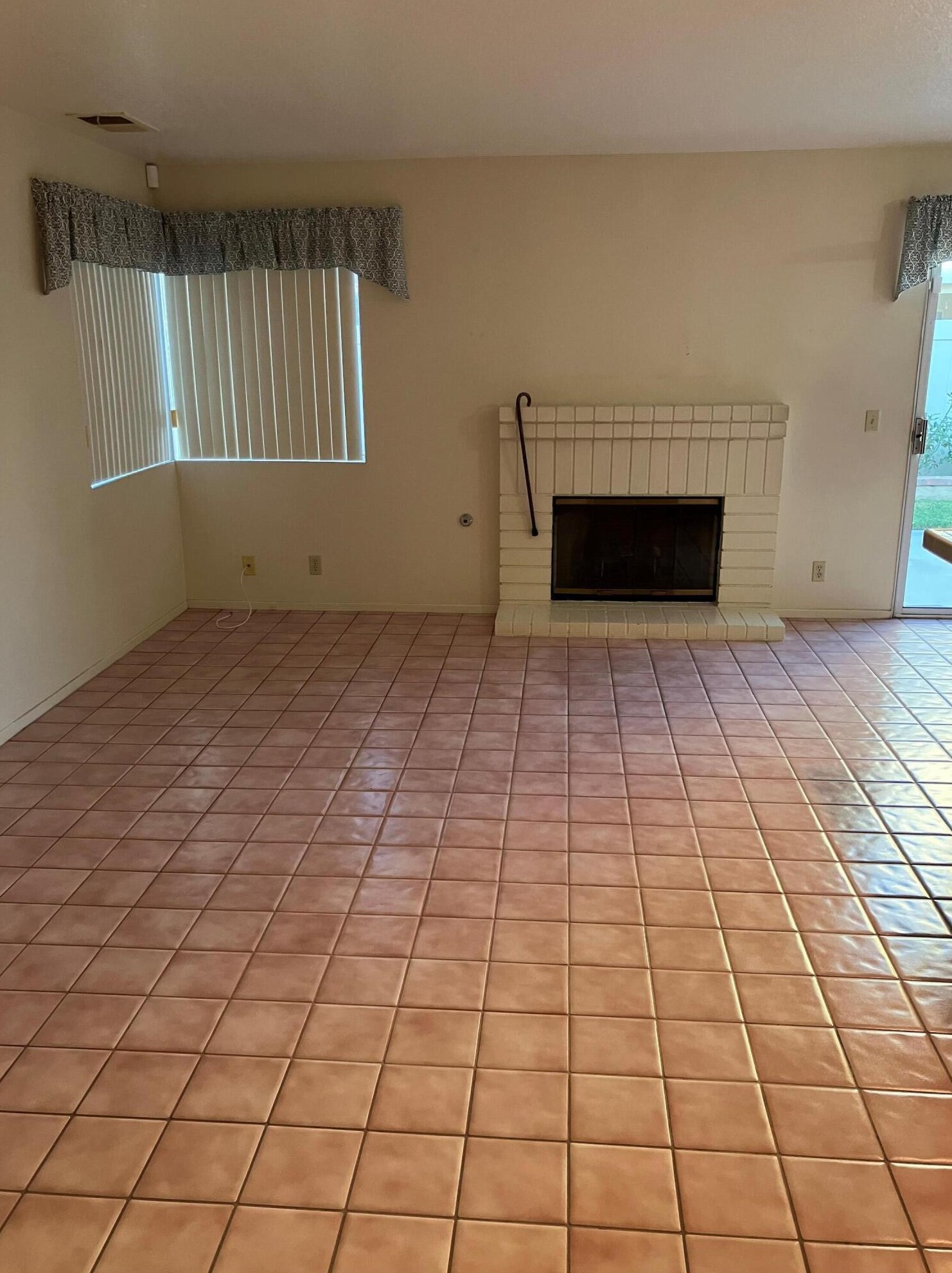 1308 Pleasant Valley Ave, Banning CA  92220-5431 exterior