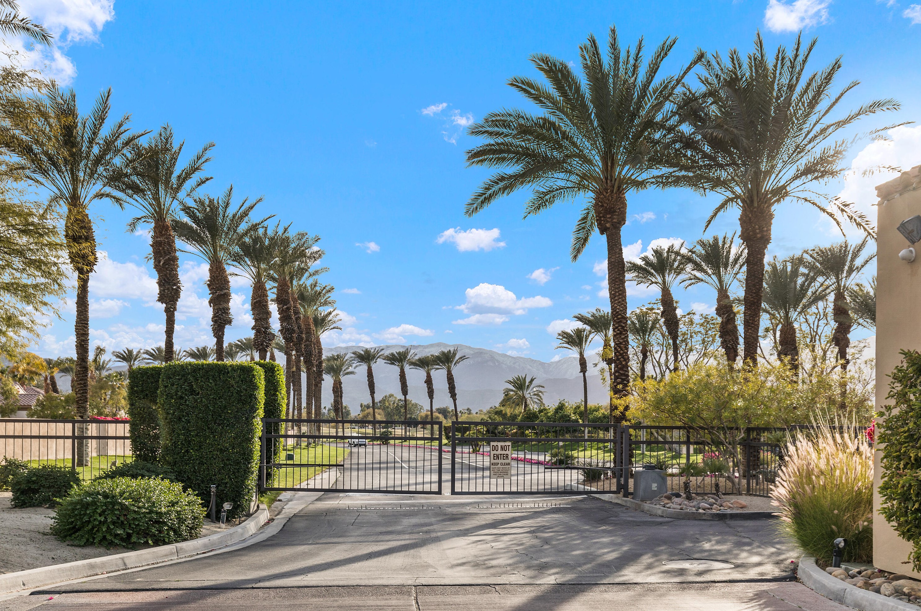 104 Racquet Club Dr, Rancho Mirage, CA 92270
