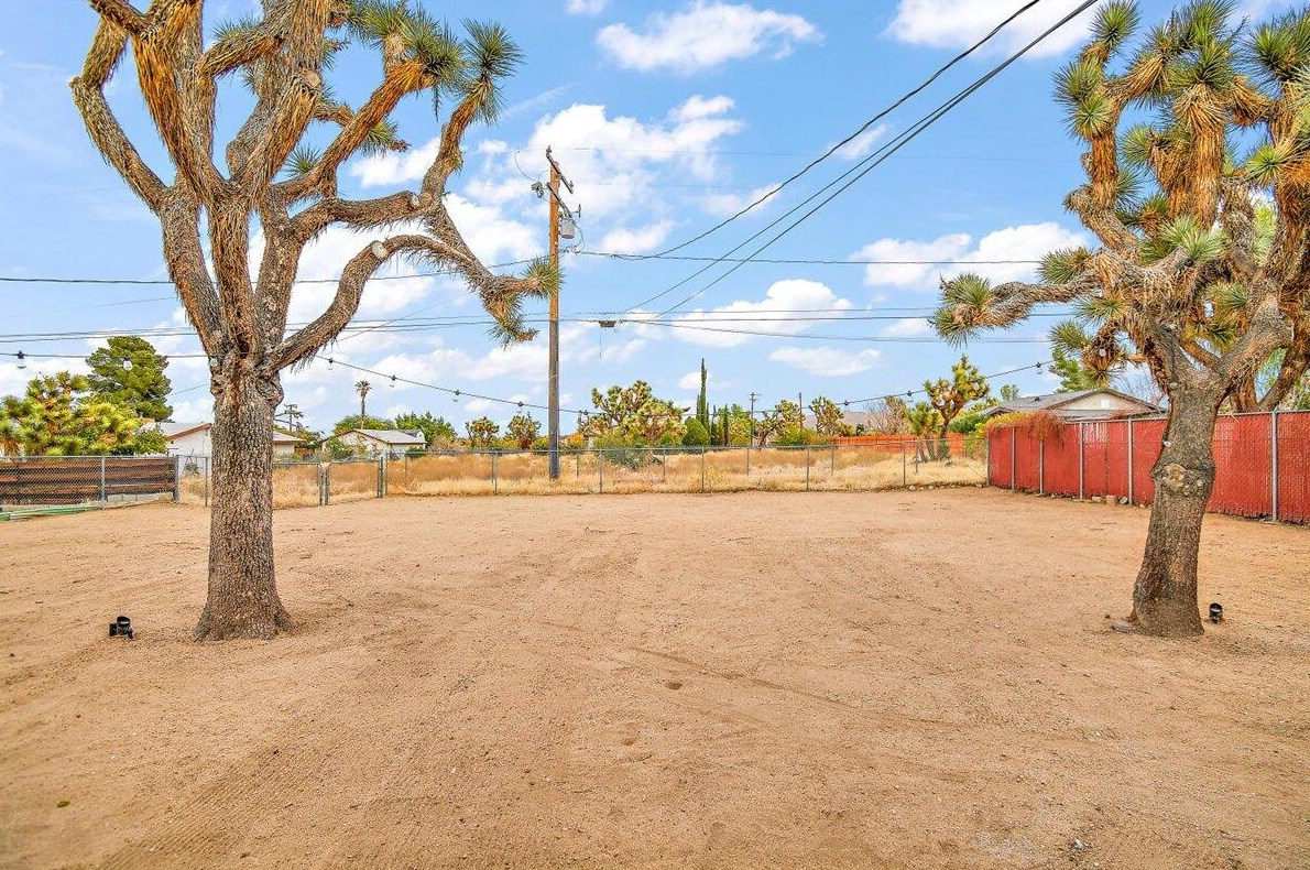 7441 Elata Ave, Yucca Valley CA  92284-3738 exterior