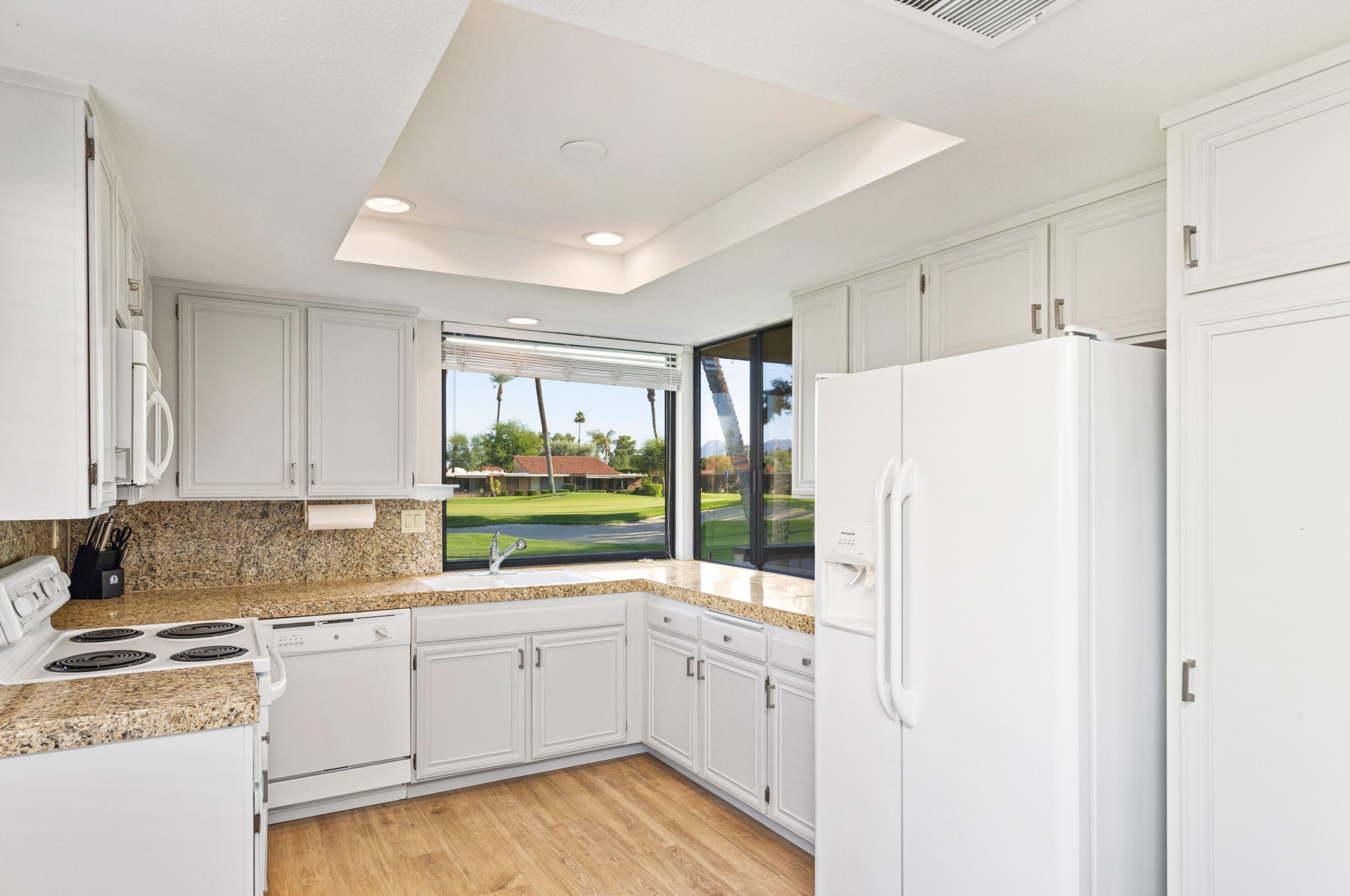 18 Sunrise Dr, Rancho Mirage CA  92270-3828 exterior