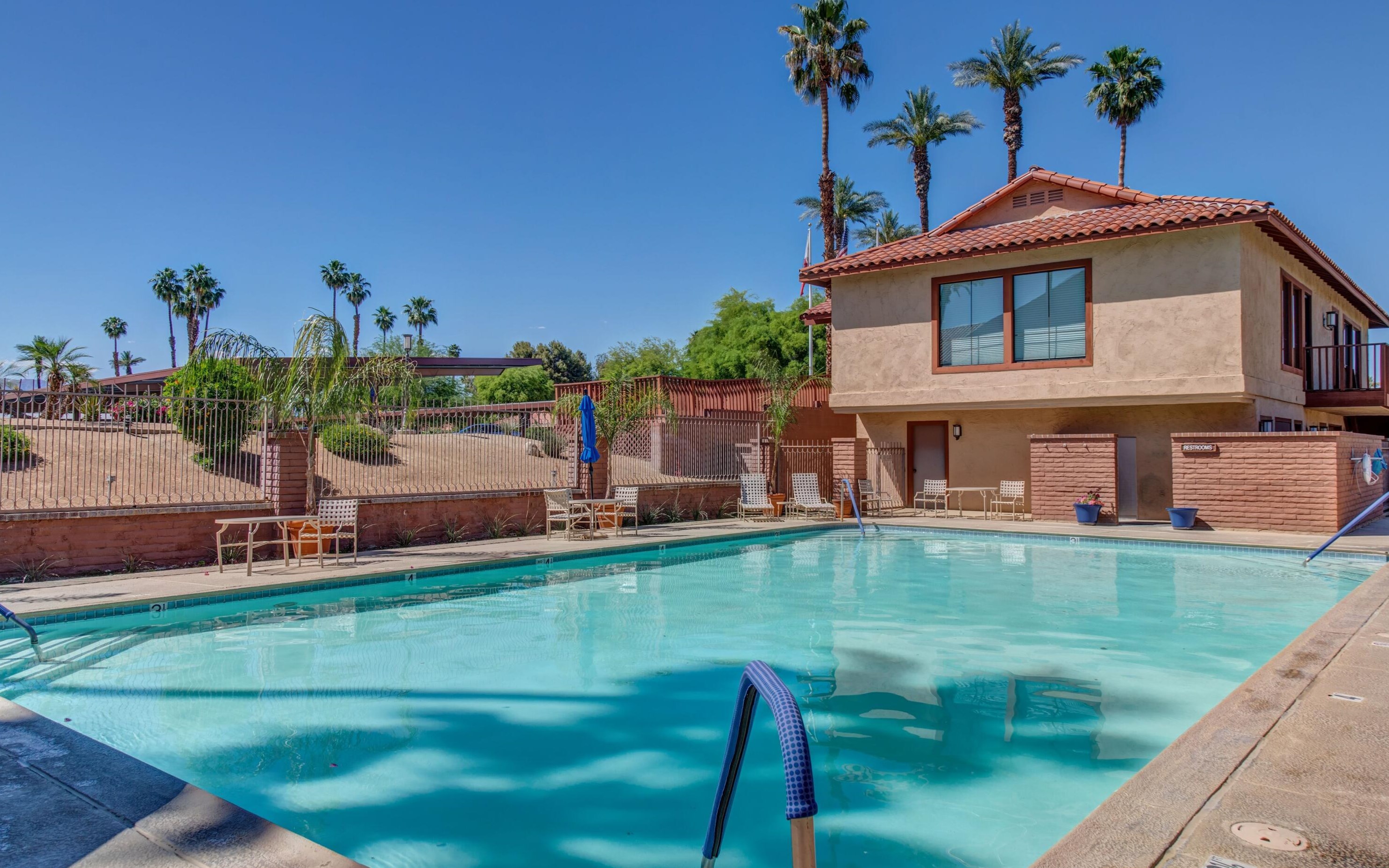 18 Sunrise Dr, Rancho Mirage CA  92270-3828 exterior