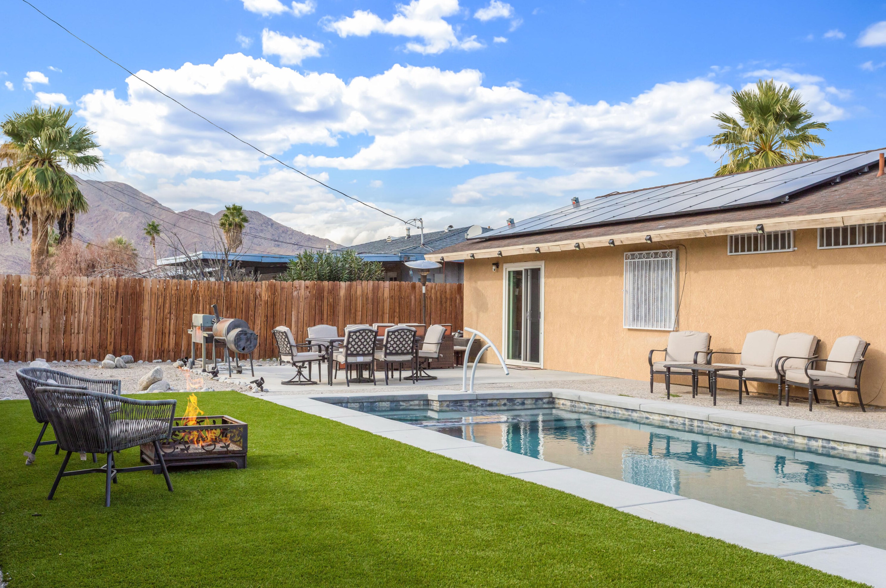 379 Avenida Cerca, Palm Springs, CA 92262-1402