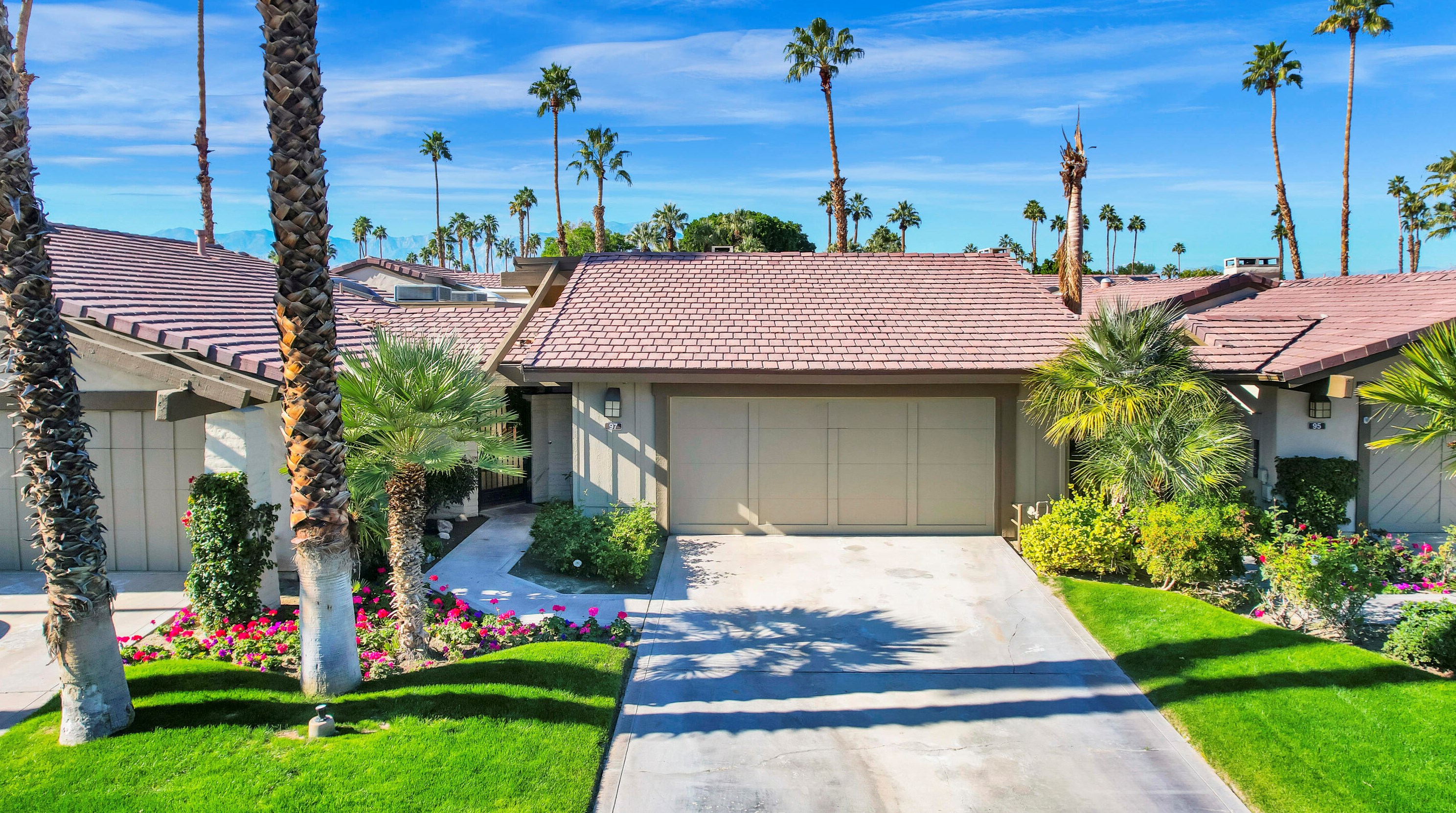 97 Lookout Dr, Palm Desert, CA 92211-3287