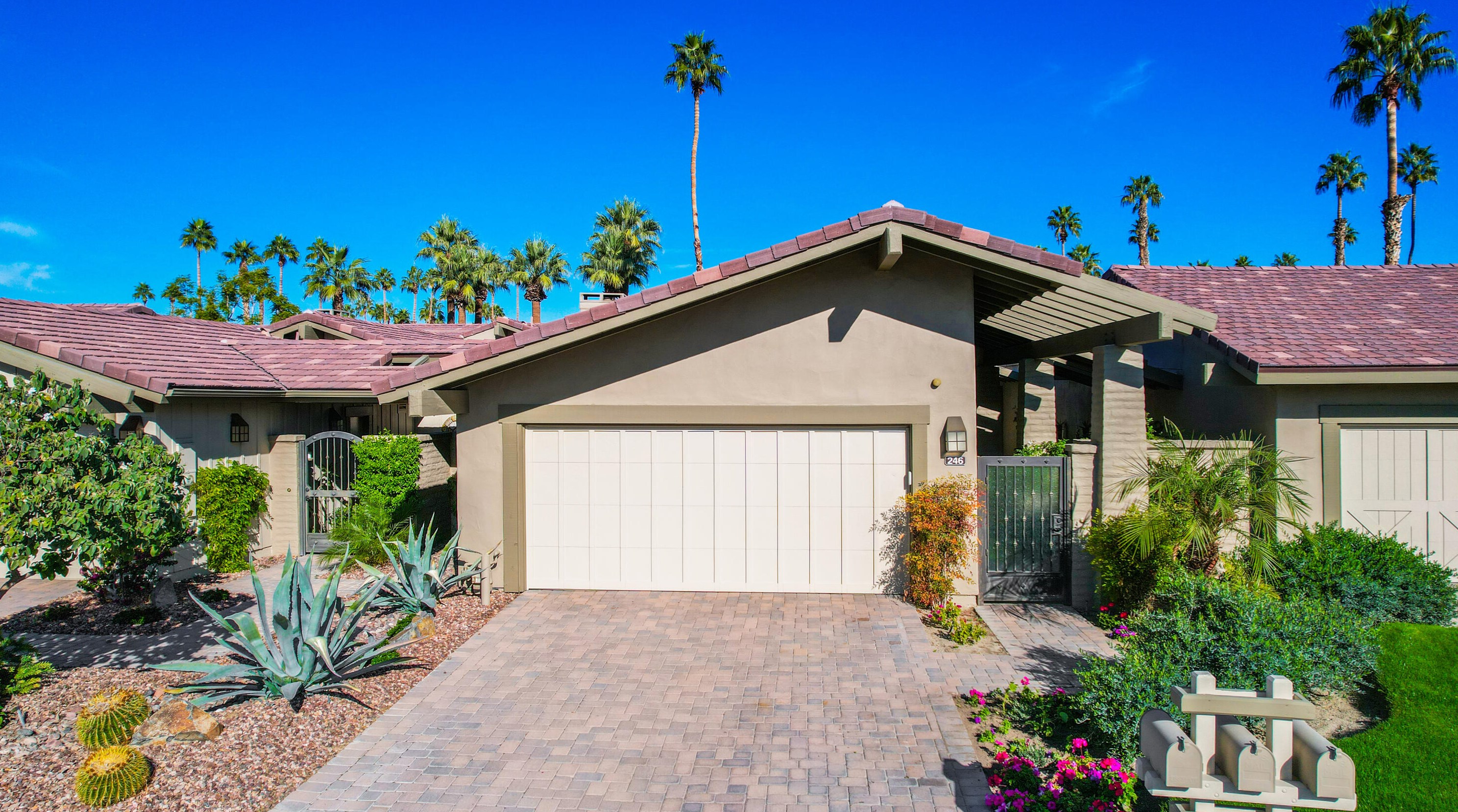 246 Running Springs Dr, Palm Desert, CA 92211-3200