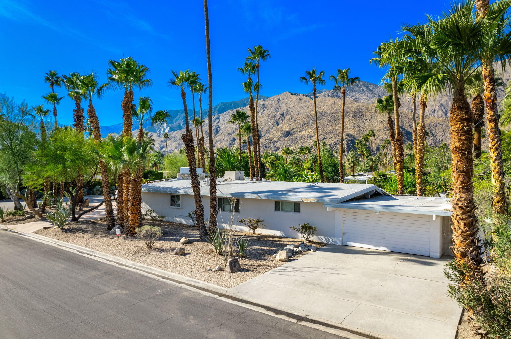 670 Ocotillo Ave, Palm Springs, CA 92264-8430