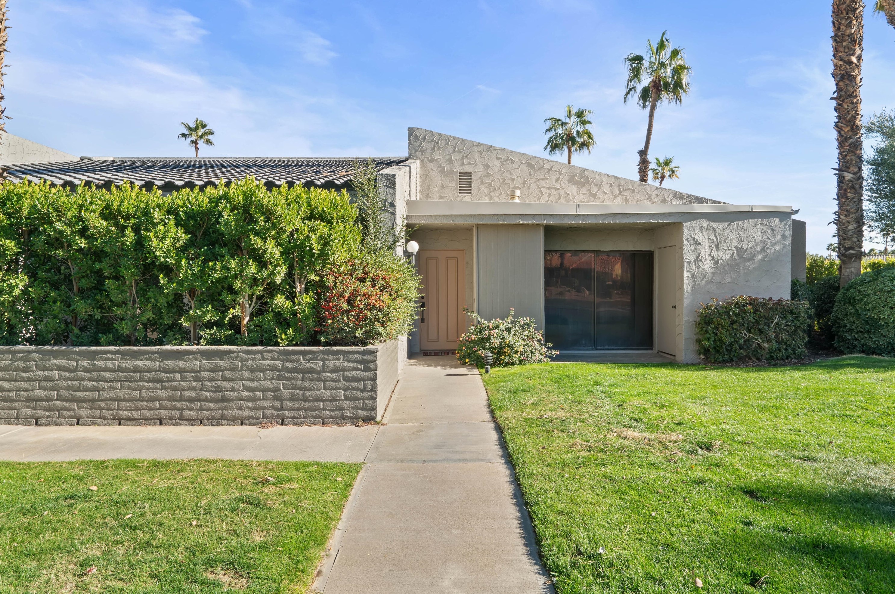 2620 Whitewater Club Dr, Palm Springs, CA 92262-2697