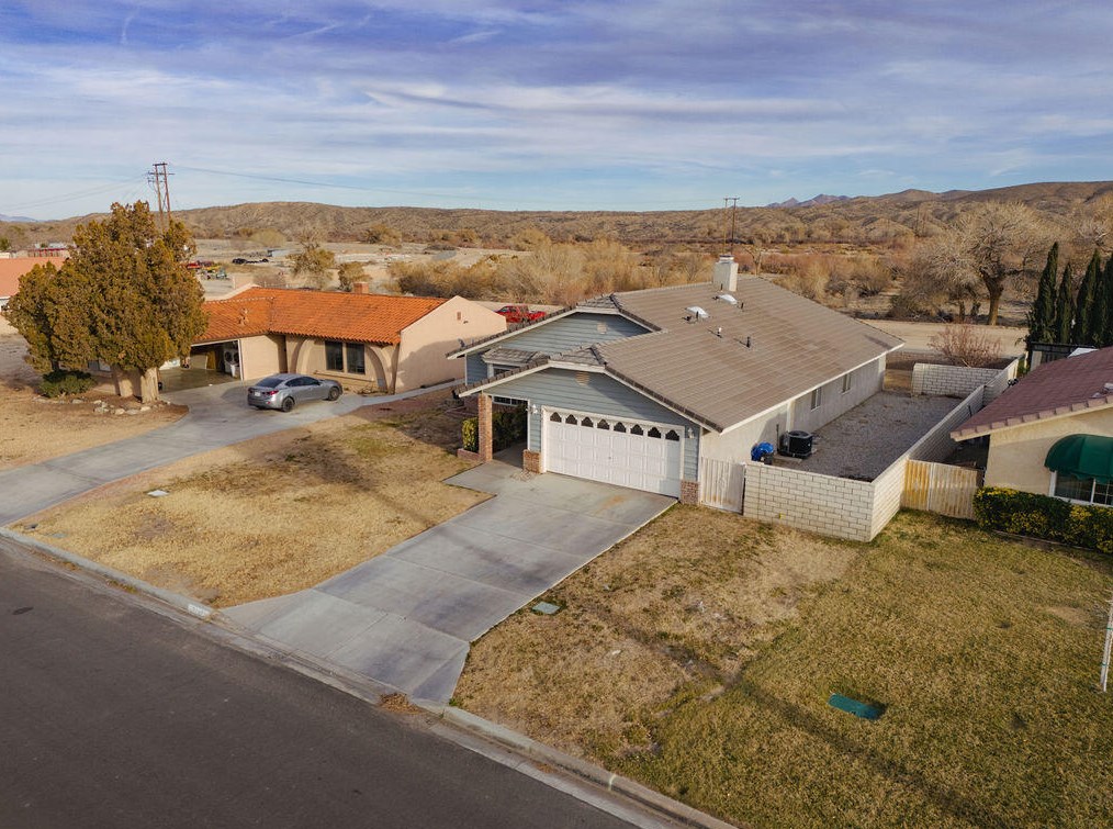 27471 Cloverleaf Dr, Helendale, CA 92342