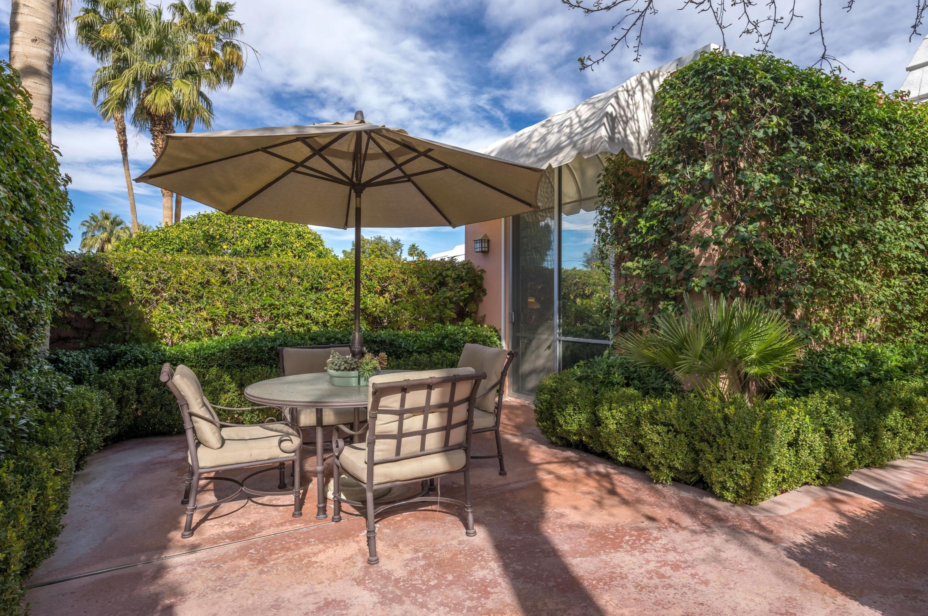 46950 Amir Dr, Palm Desert, CA 92260-5839