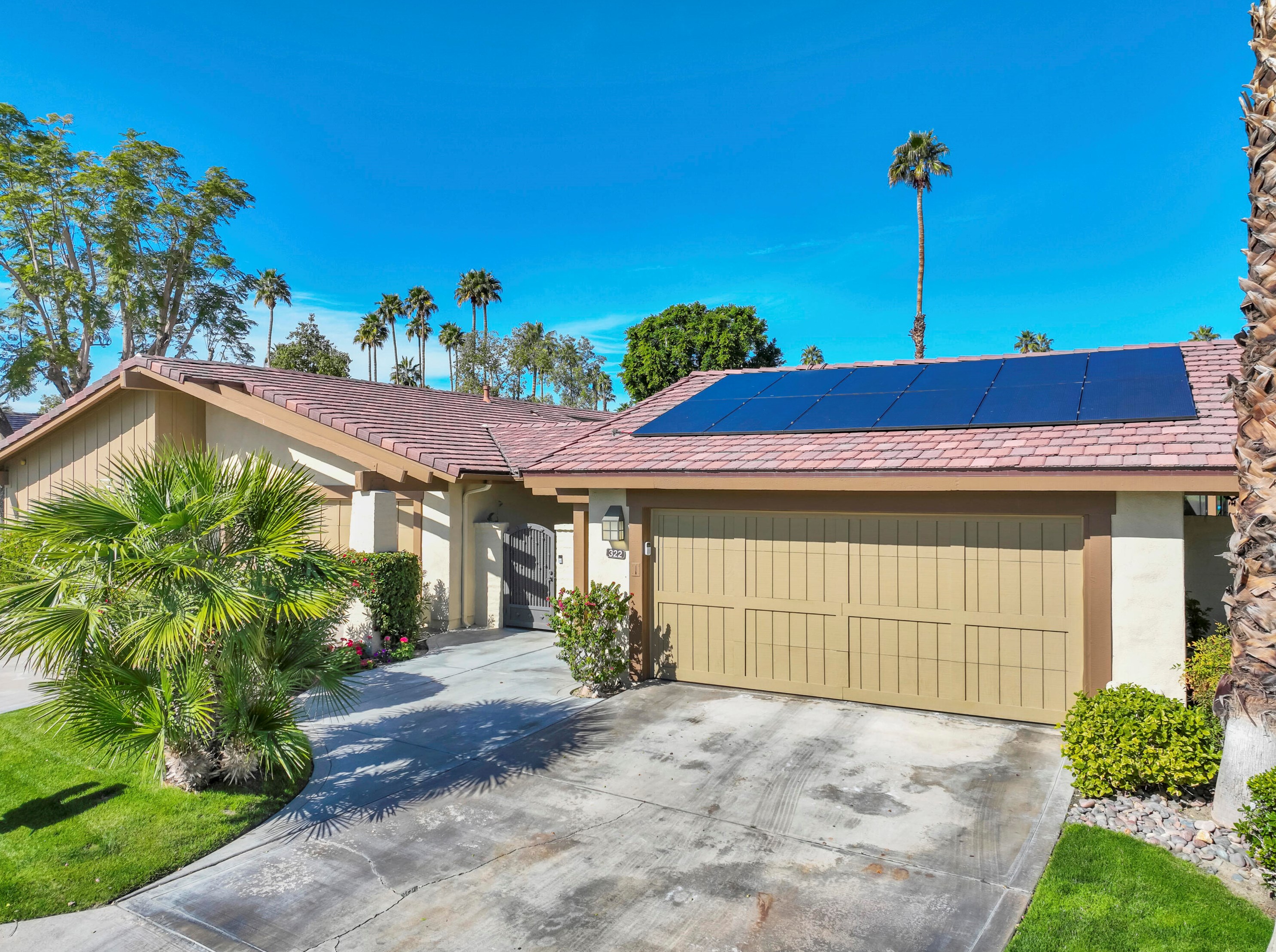 322 Running Springs Dr, Palm Desert, CA 92211-3240