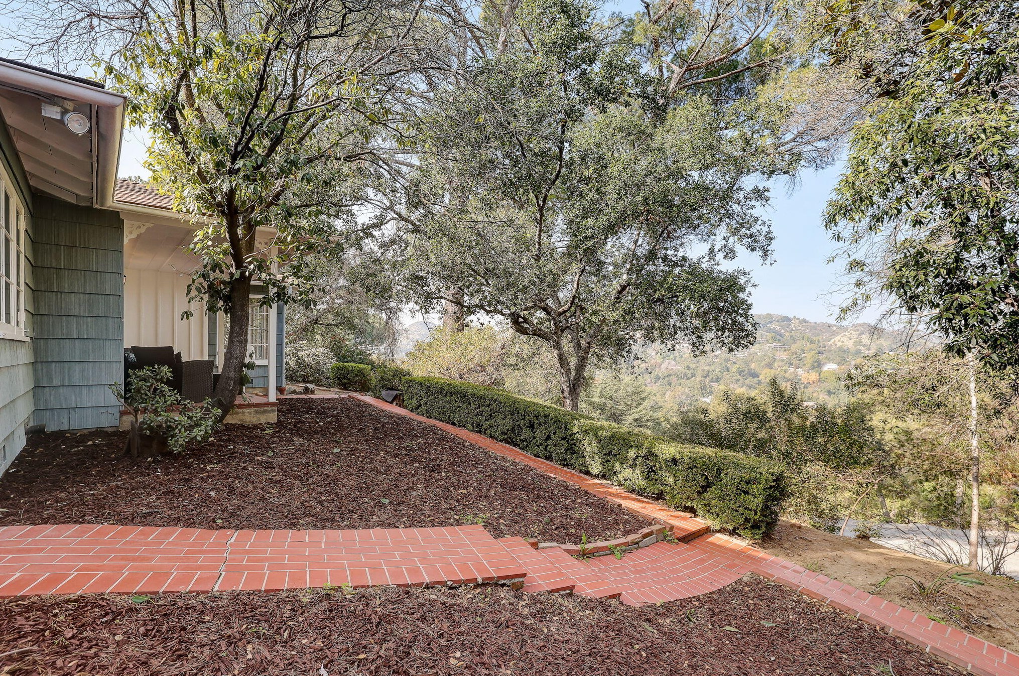 810 Monarch Dr, La Canada CA  91011-4104 exterior