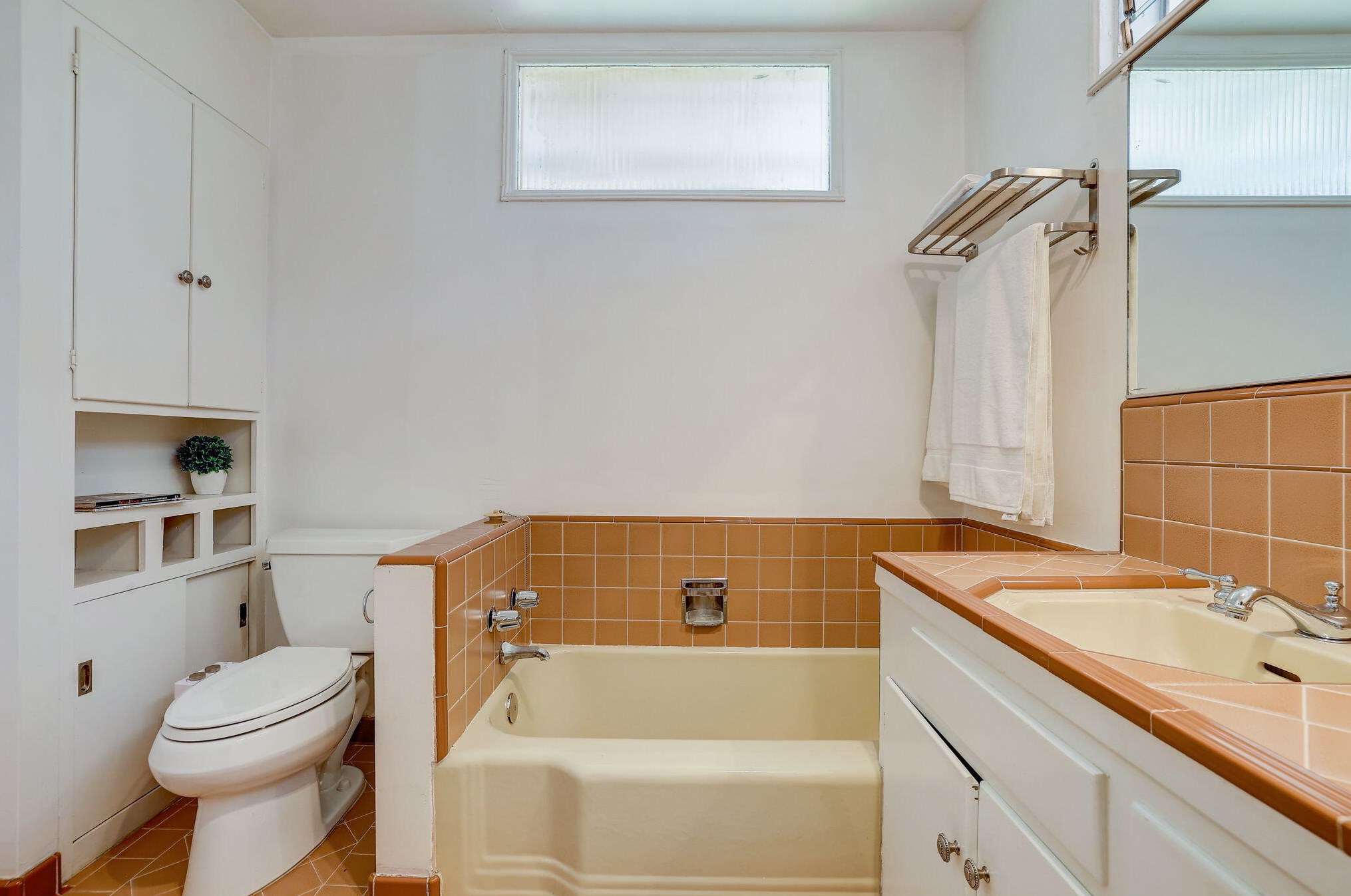 810 Monarch Dr, La Canada CA  91011-4104 exterior