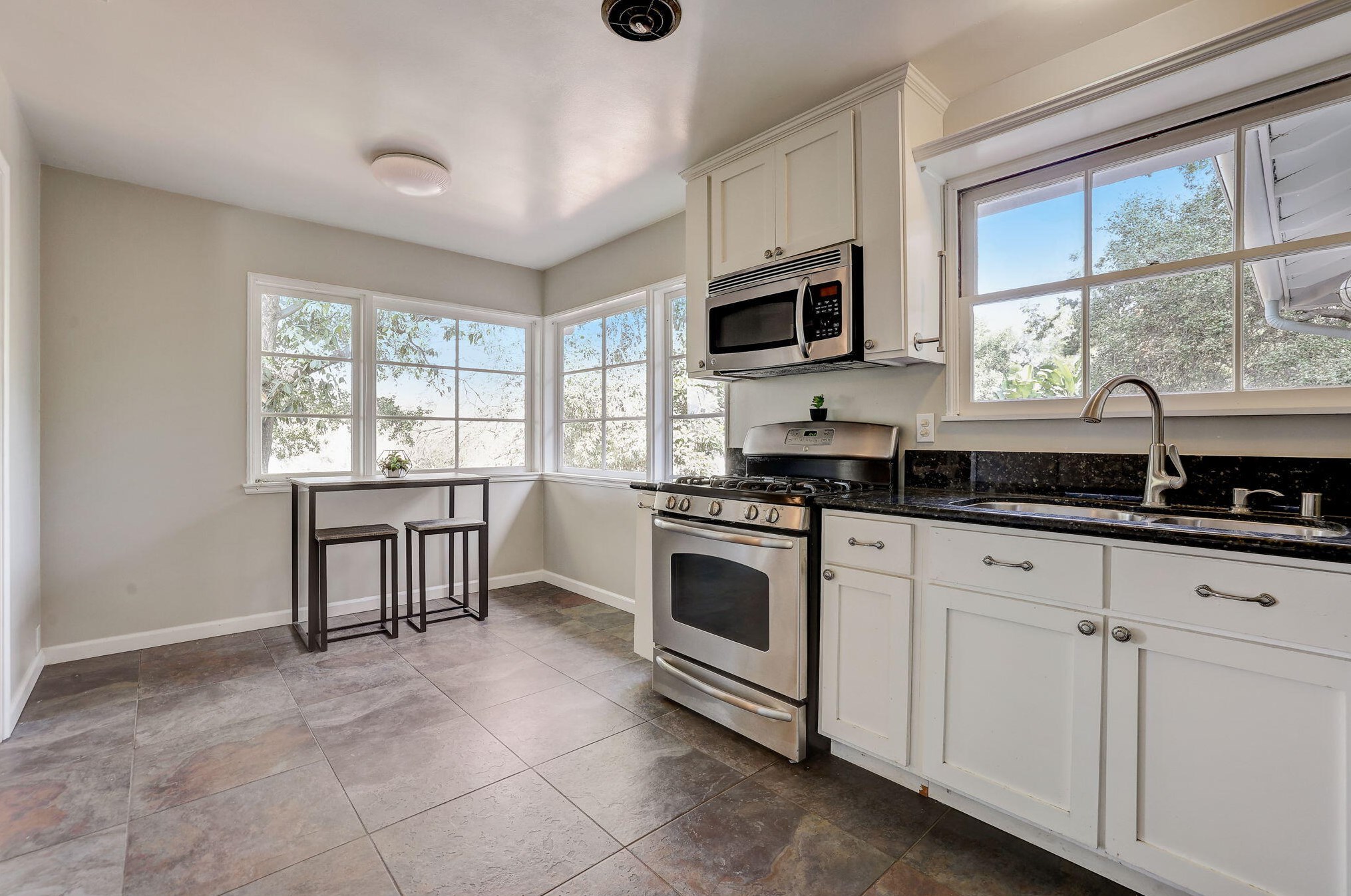 810 Monarch Dr, La Canada CA  91011-4104 exterior