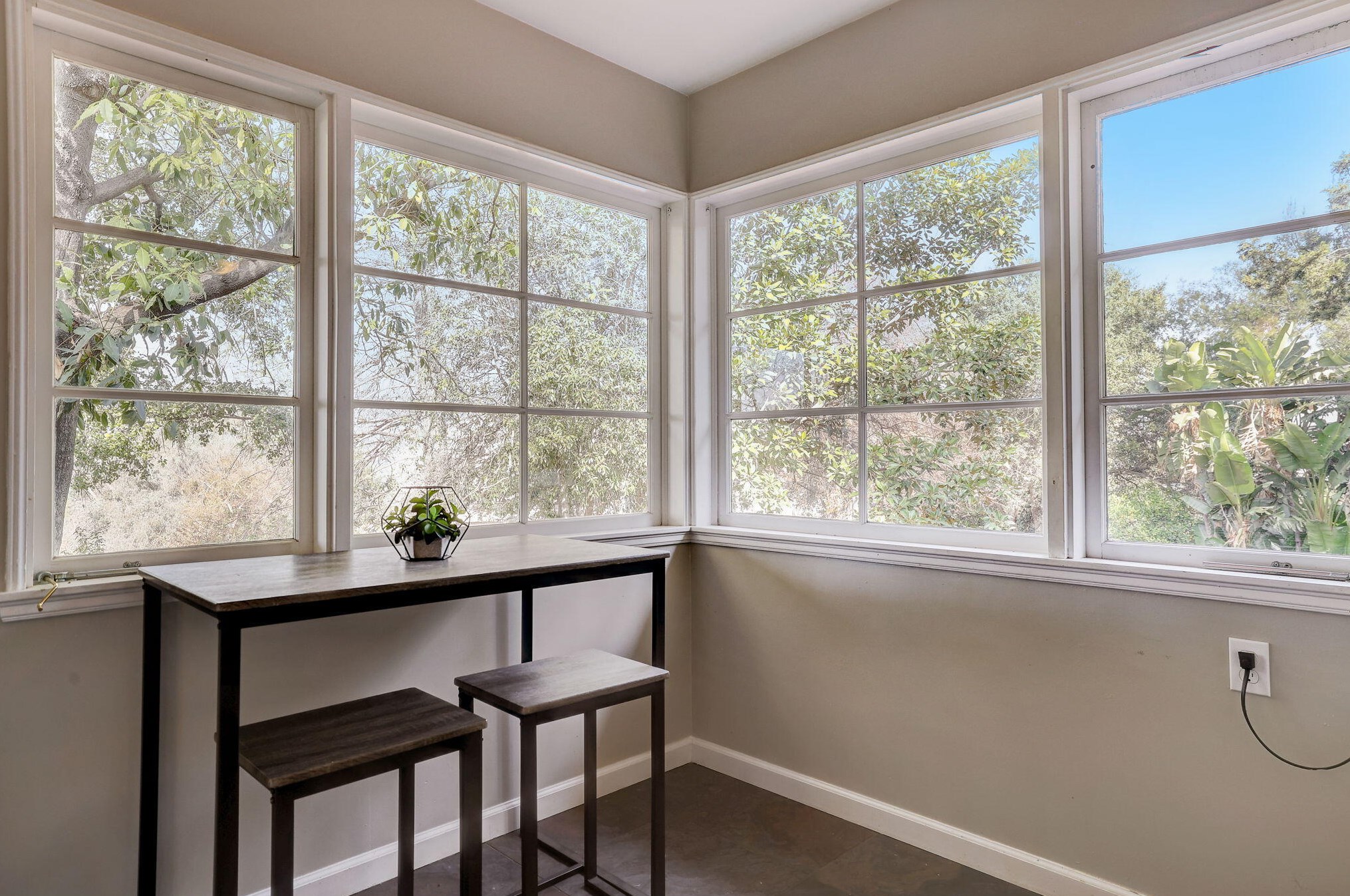 810 Monarch Dr, La Canada CA  91011-4104 exterior