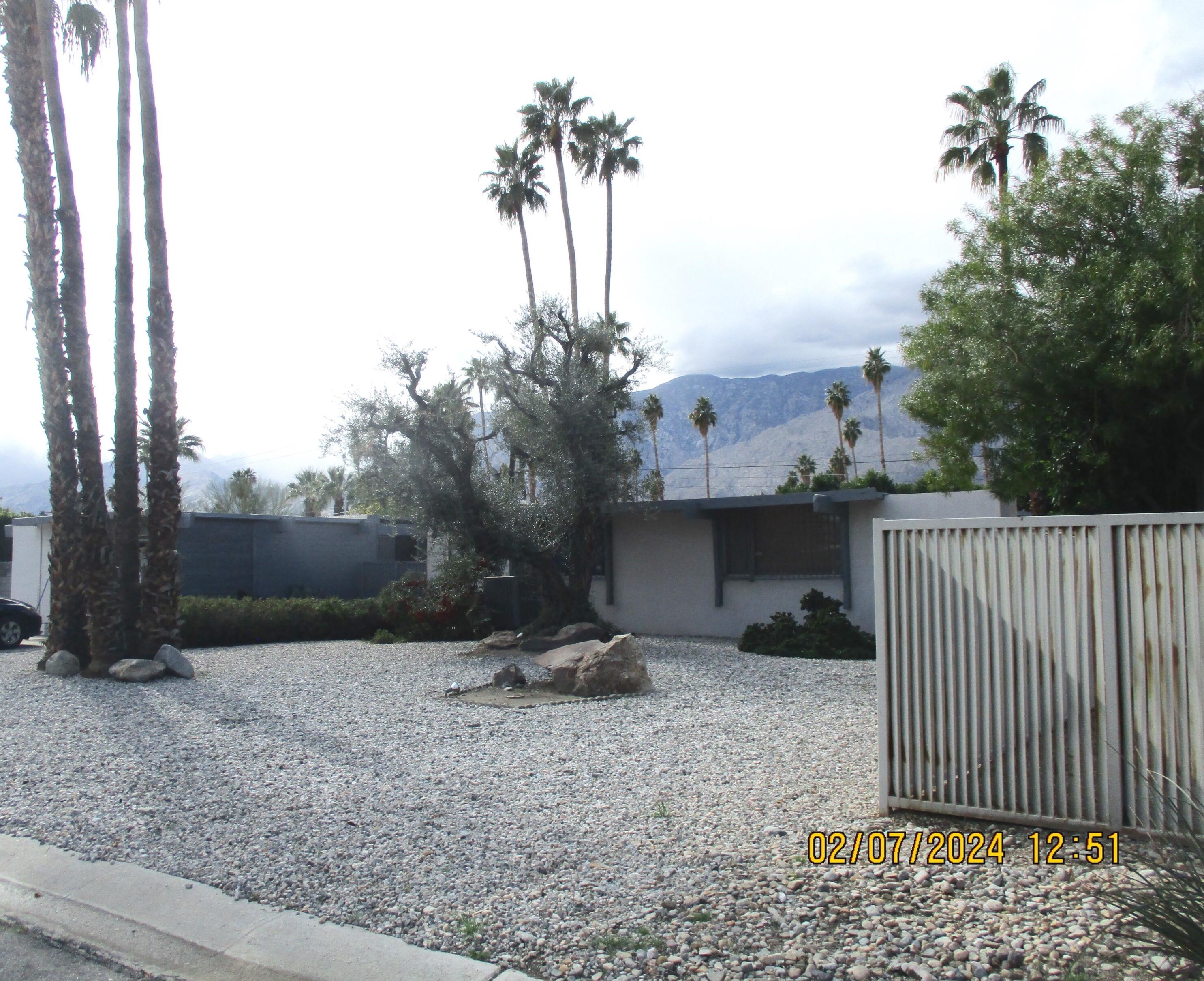 675 Roxbury Dr, Palm Springs, CA 92264-8209