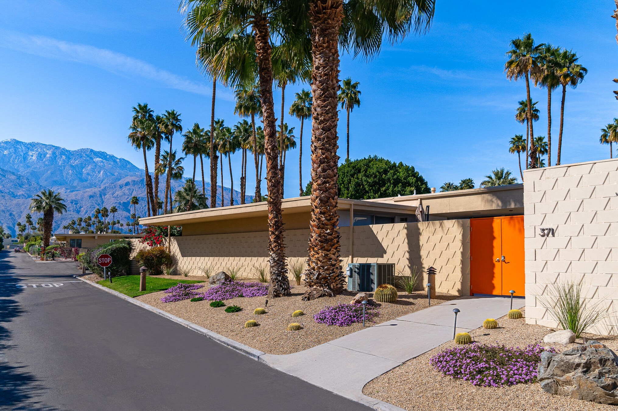 371 Desert Lakes Dr, Palm Springs, CA 92264-5513