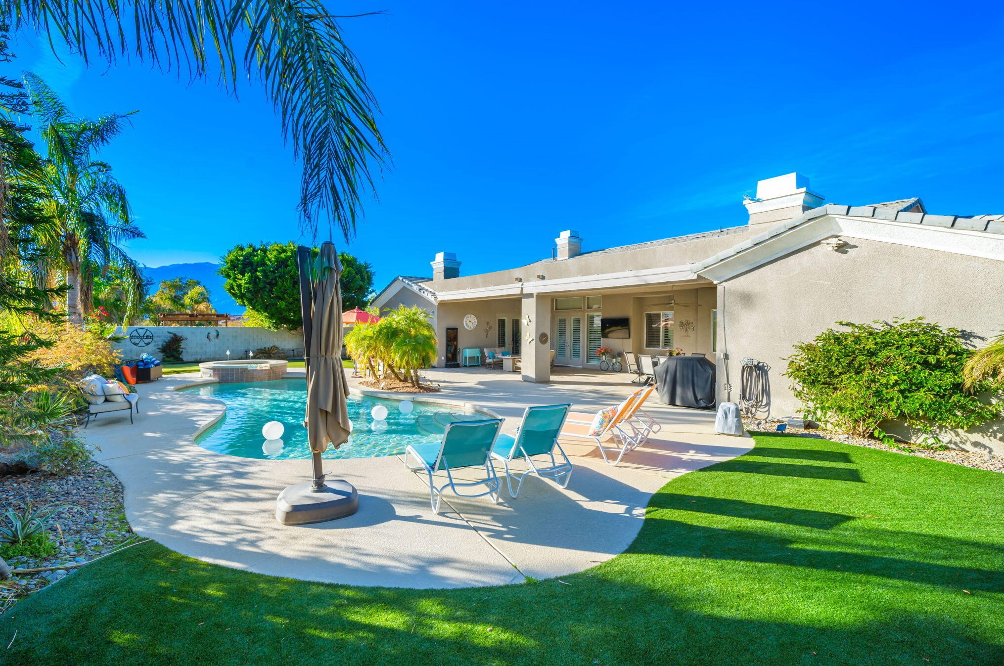 21 Paris Way, Rancho Mirage CA  92270-2721 exterior