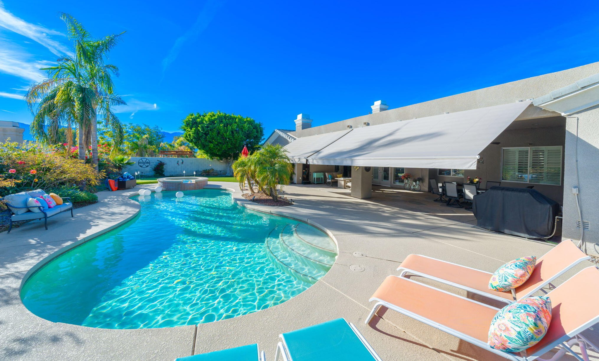 21 Paris Way, Rancho Mirage CA  92270-2721 exterior