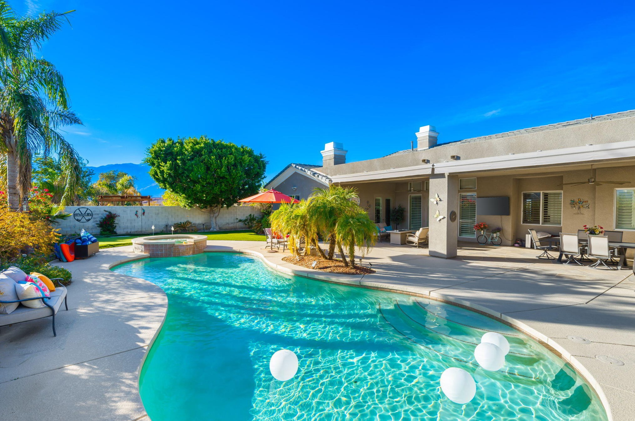 21 Paris Way, Rancho Mirage CA  92270-2721 exterior