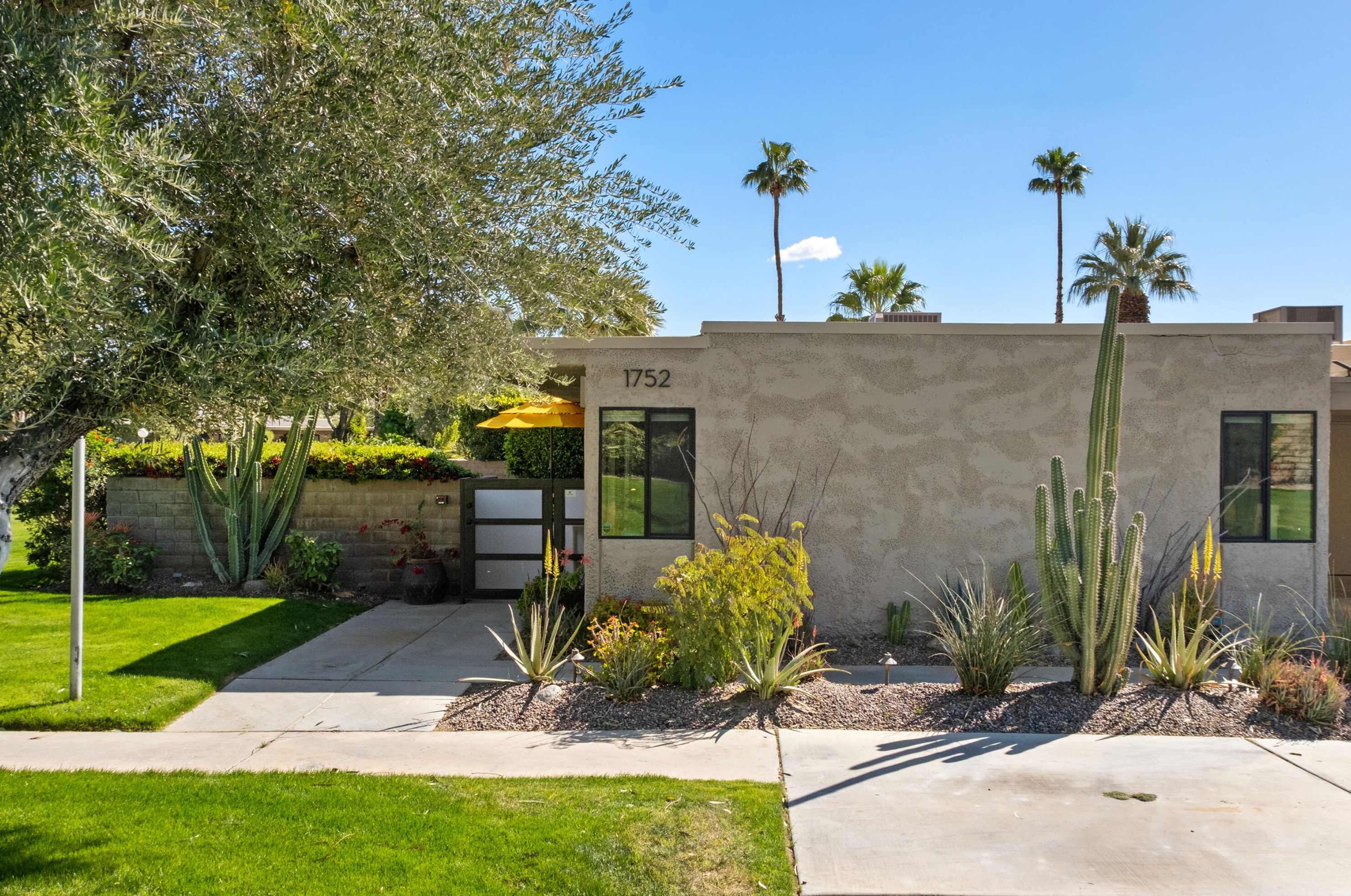 1752 Chia Rd, Palm Springs, CA 92262-5384