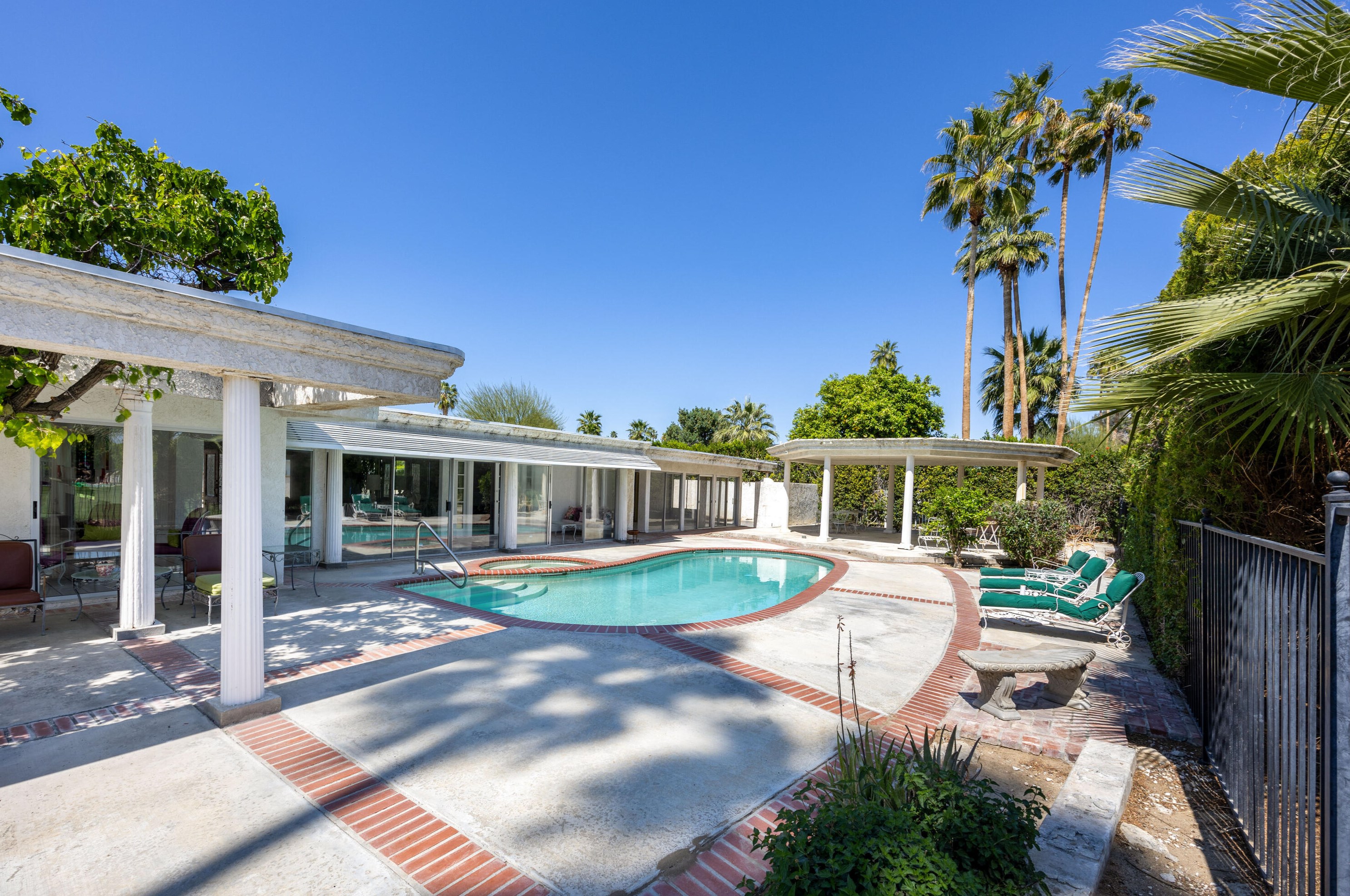 2466 S Broadmoor Dr, Palm Springs, CA 92264