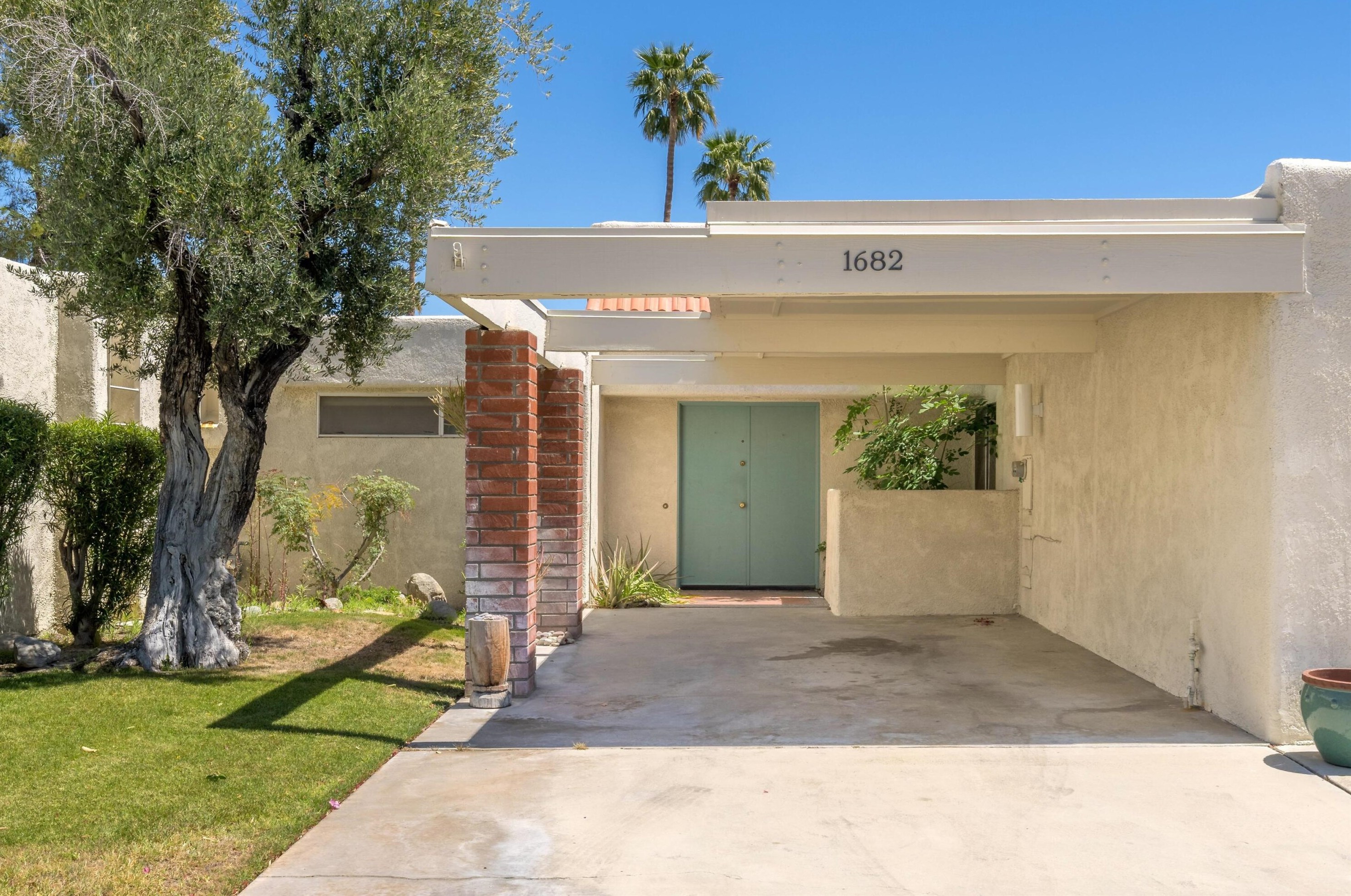 1682 Wack Wack Plz, Palm Springs, CA 92264-3868