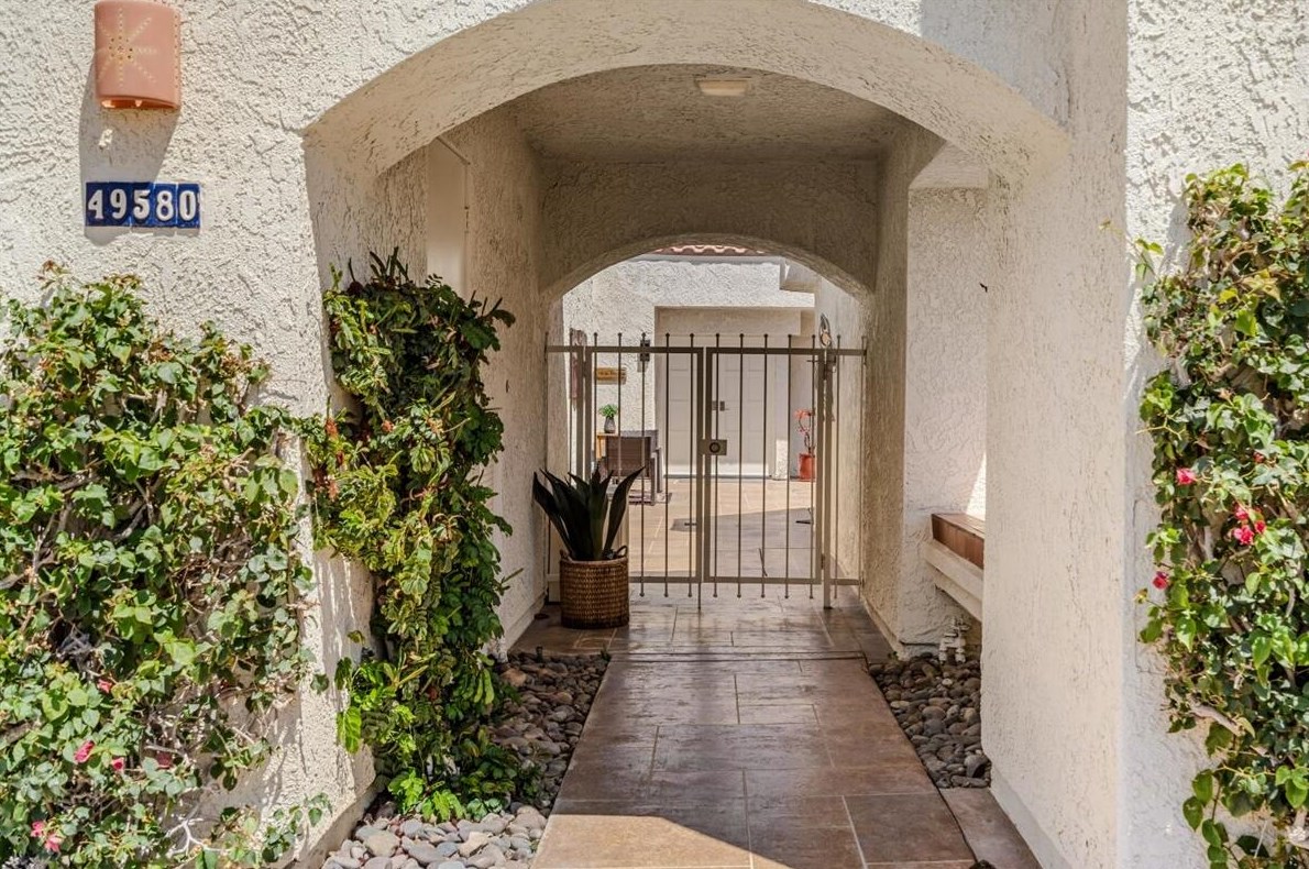 49580 Avenida Vista Bonita, La Quinta CA  92253-2539 exterior