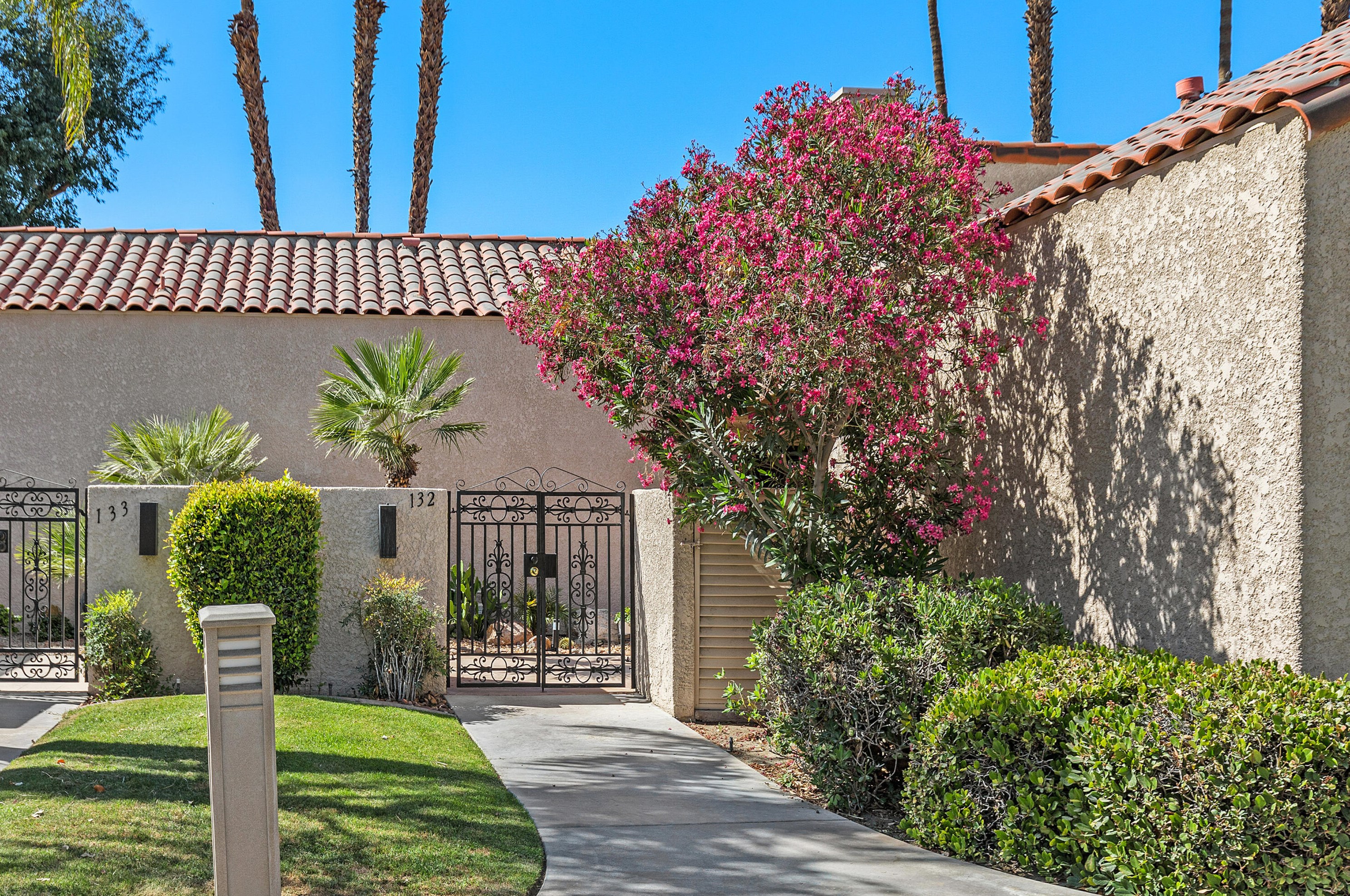 132 Racquet Club Dr, Rancho Mirage, CA 92270-1461