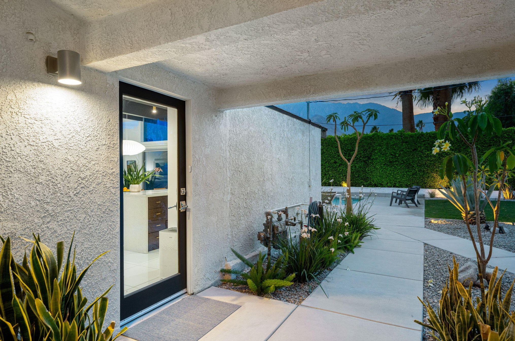 2311 Avenida Caballeros, Palm Springs CA  92262-3307 exterior