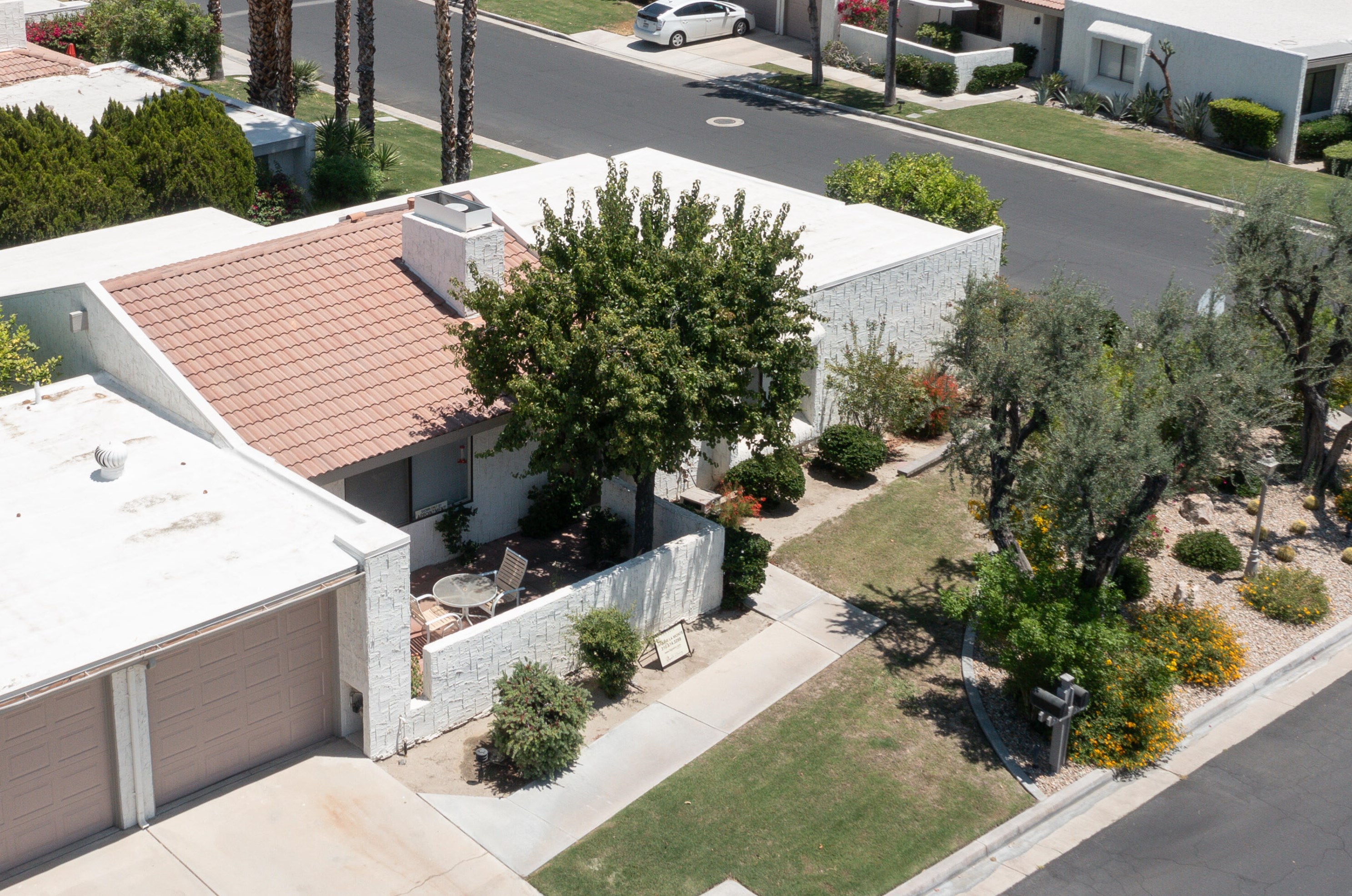 532 Sunshine Cir, Palm Springs, CA 92264-8235