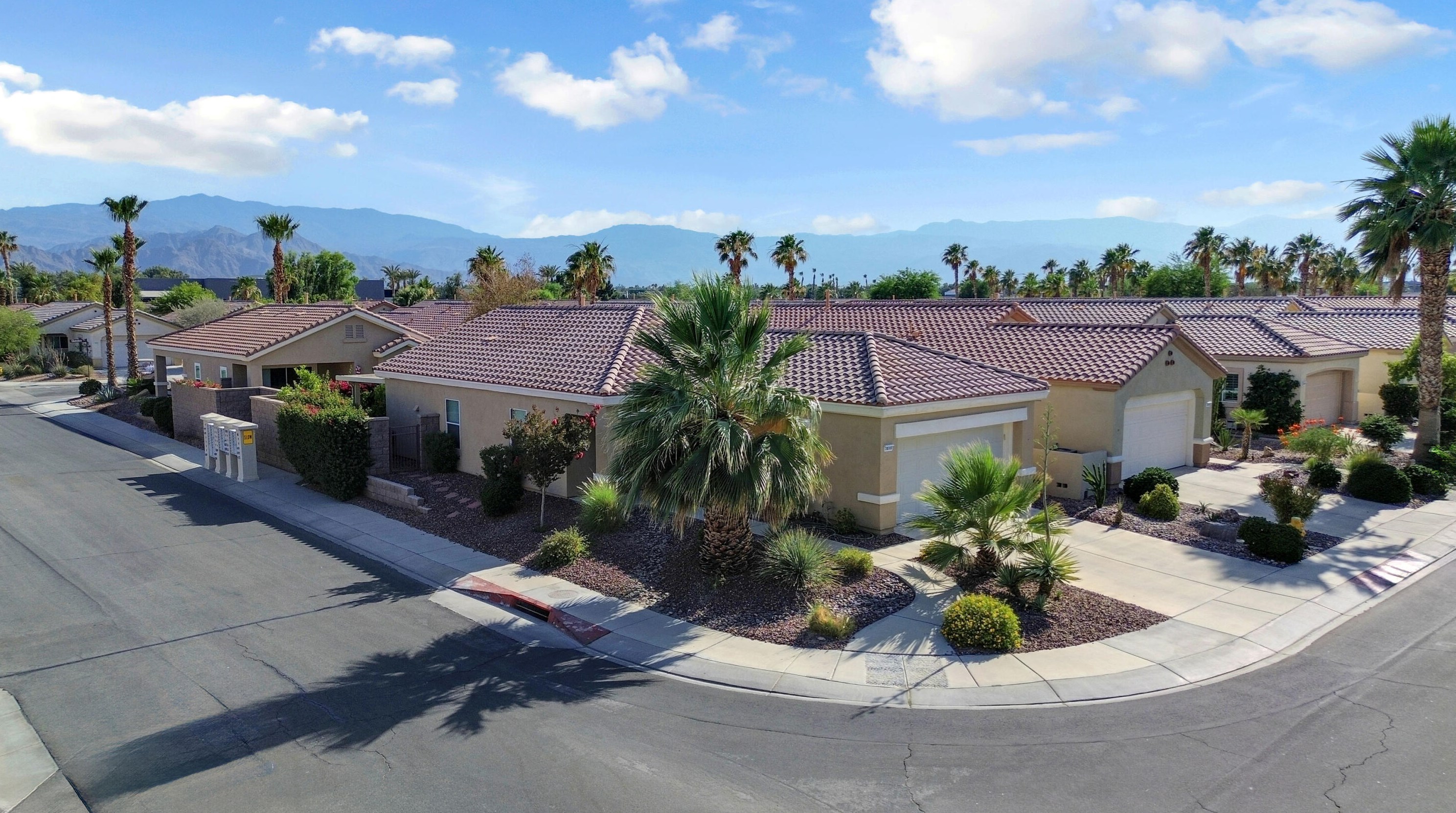 78593 Hampshire Ave, Palm Desert, CA 92211-1957