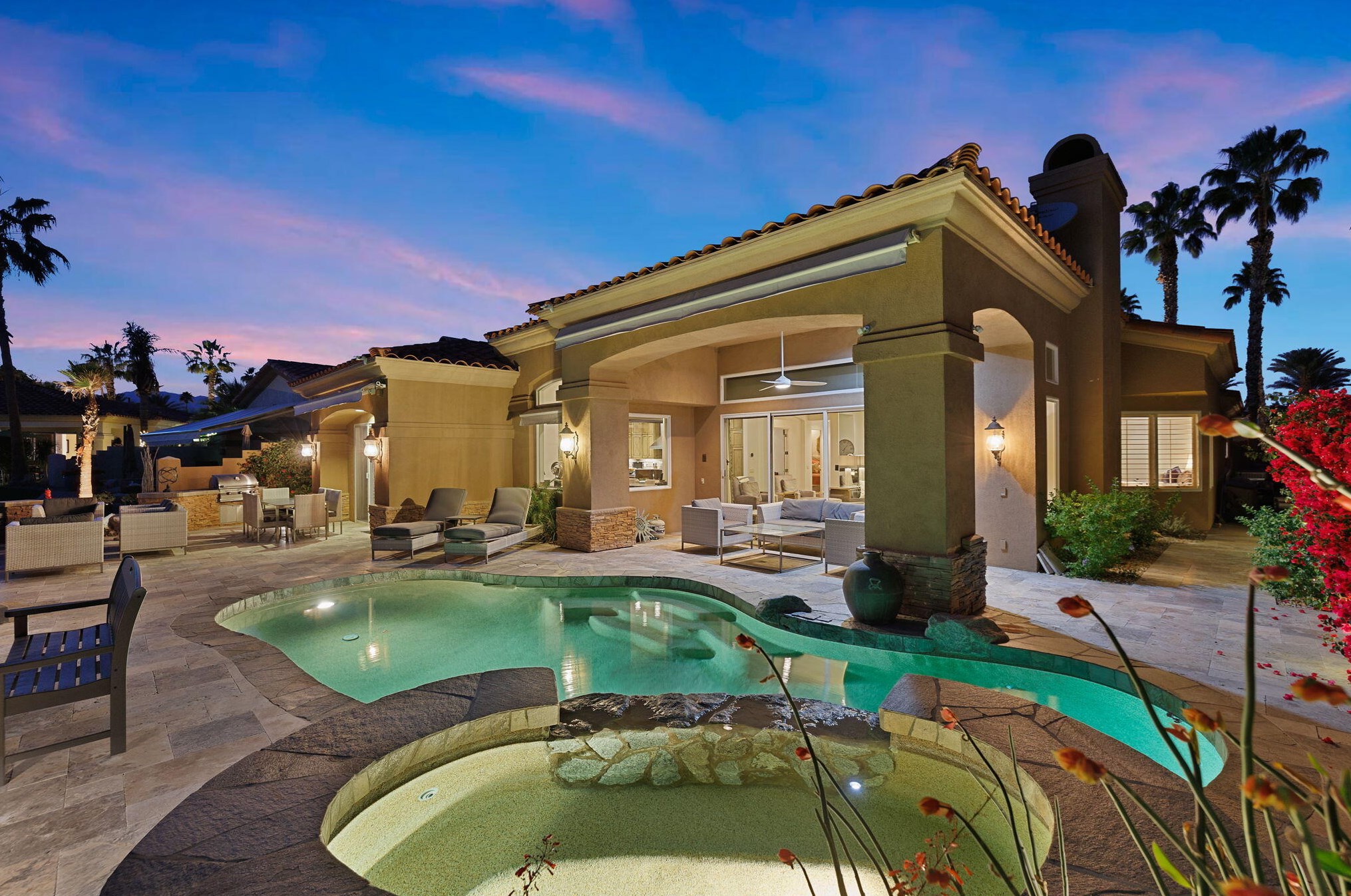 161 Tomahawk Dr, Palm Desert CA  92211-8949 exterior