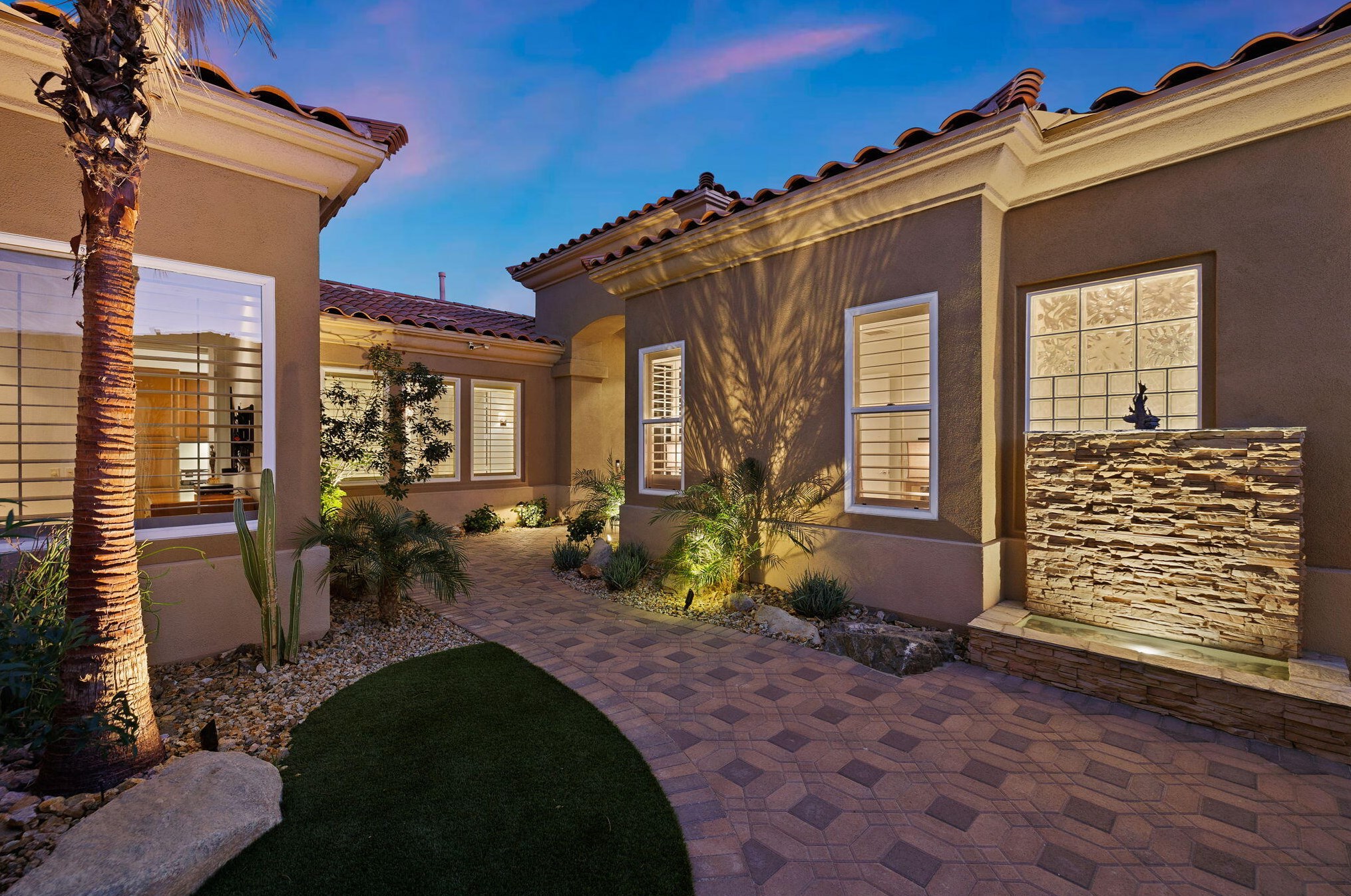 161 Tomahawk Dr, Palm Desert CA  92211-8949 exterior