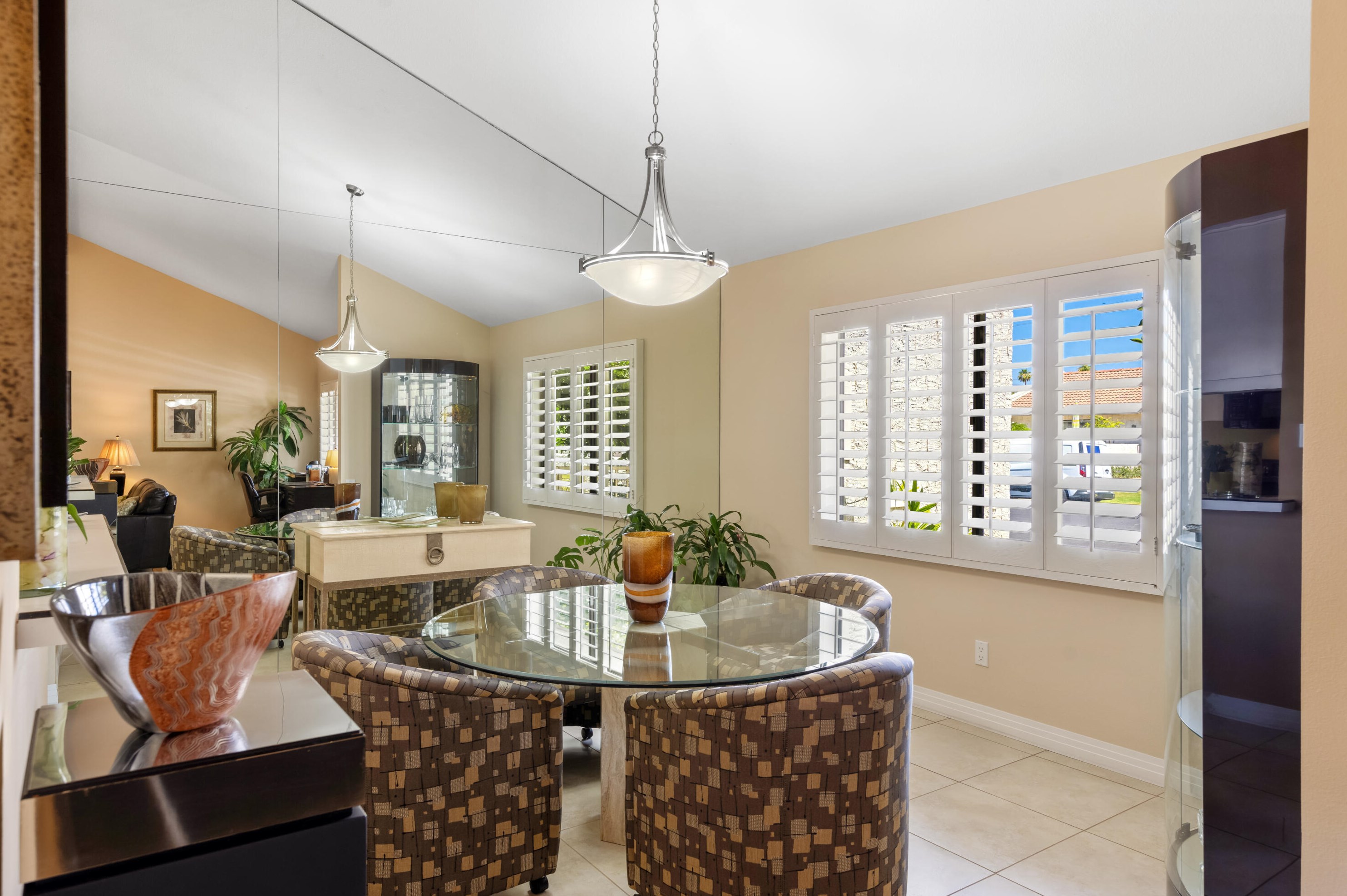 2147 Sunshine Cir, Palm Springs, CA 92264-8244